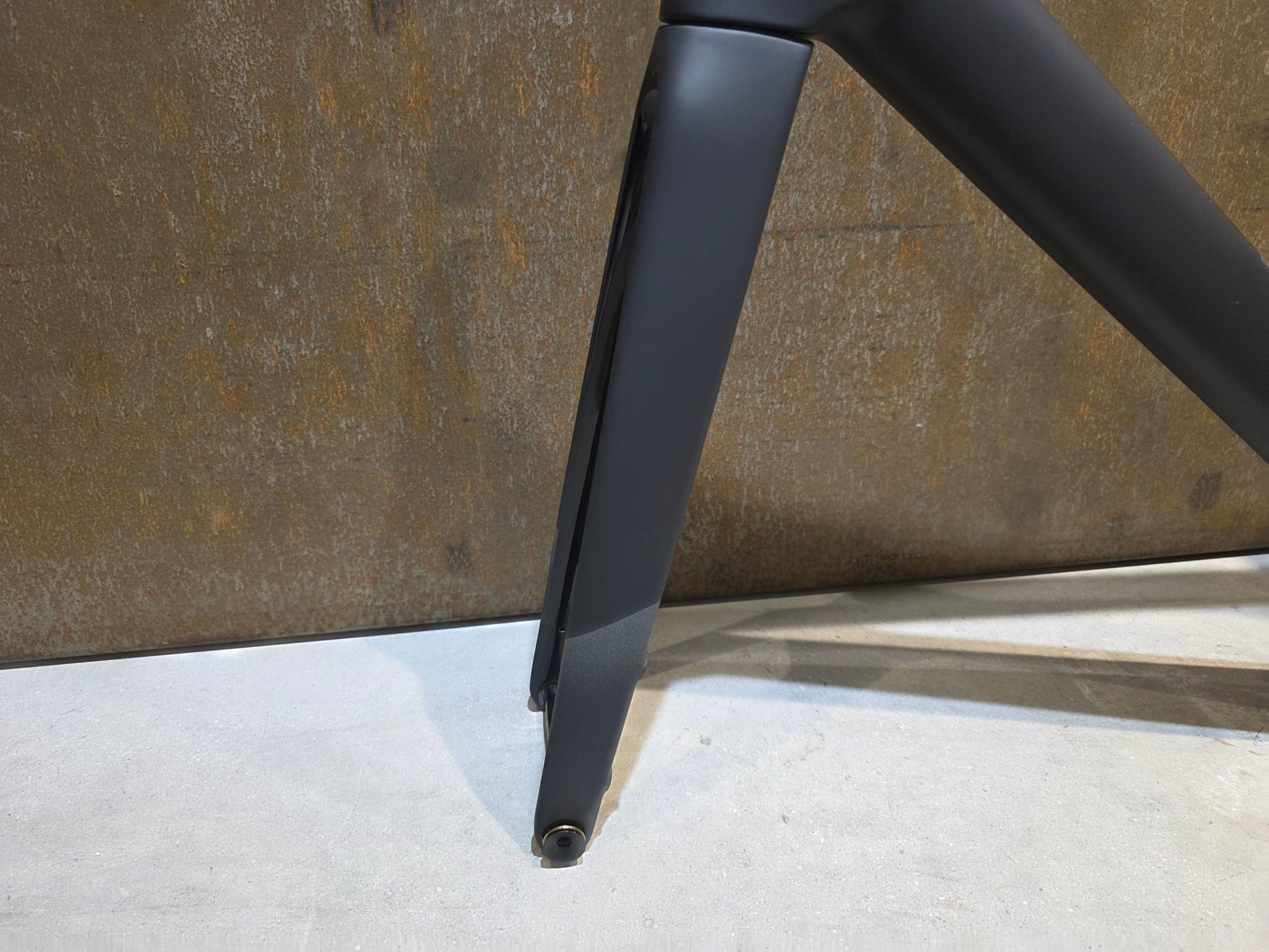 Rennradrahmen von Trek, TREK MADONE SLR GEN 8 RAHMENSET / DISC / CARBON SMOKE / L vor USEDBIKES - OB.DE Hintergrund