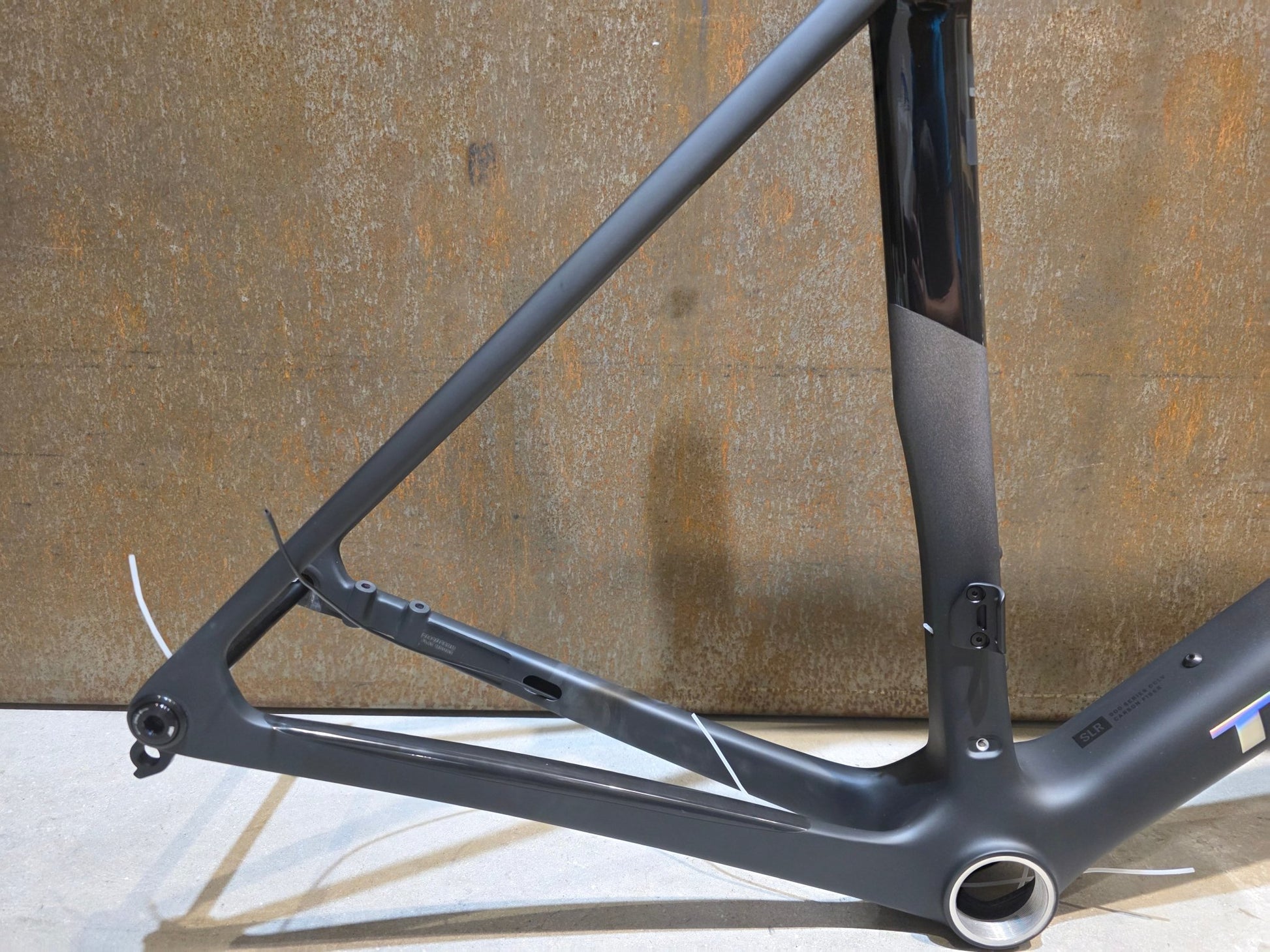 Rennradrahmen von Trek, TREK MADONE SLR GEN 8 RAHMENSET / DISC / CARBON SMOKE / L vor USEDBIKES - OB.DE Hintergrund