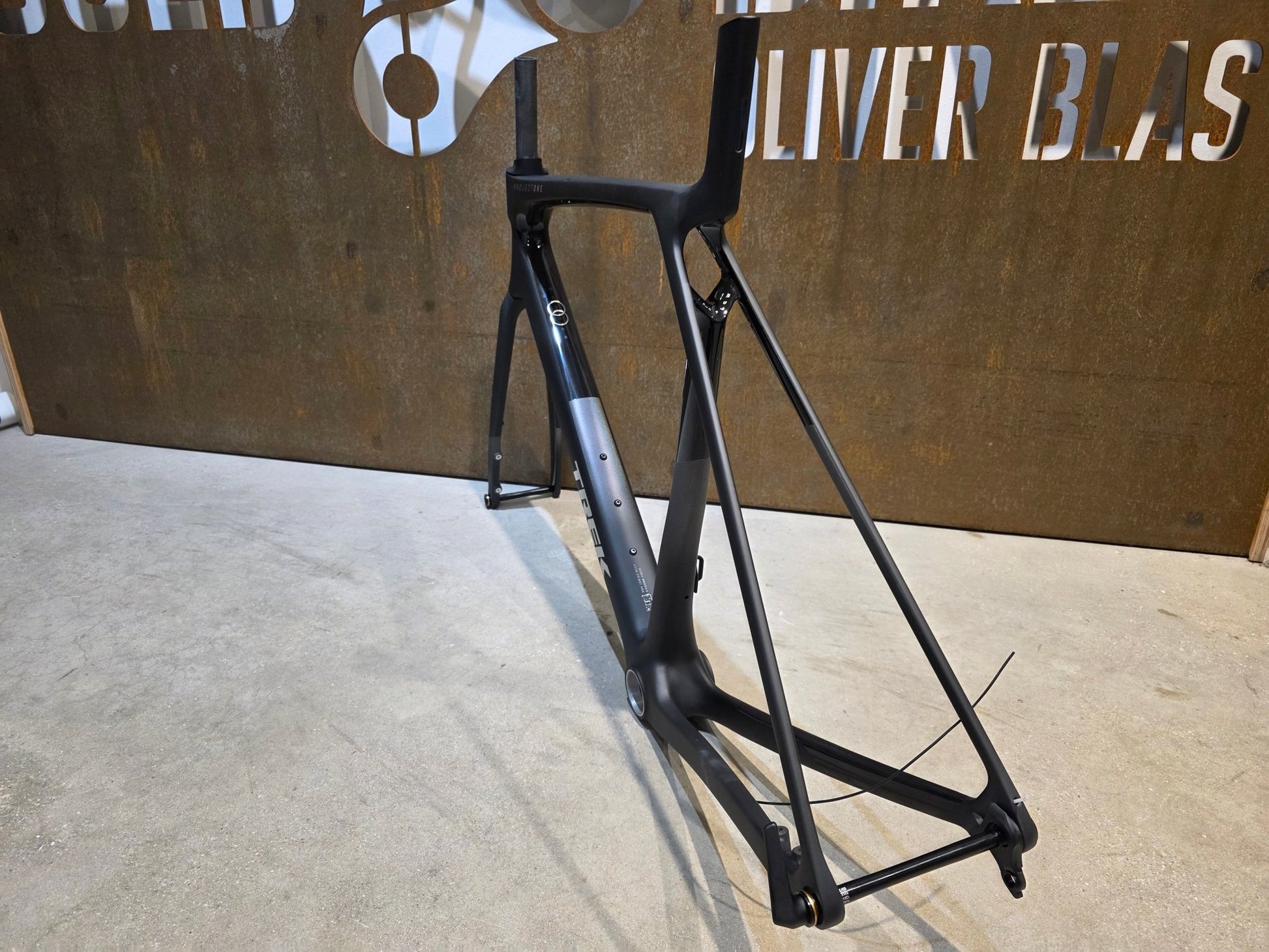 Rennradrahmen von Trek, TREK MADONE SLR GEN 8 RAHMENSET / DISC / CARBON SMOKE / L vor USEDBIKES - OB.DE Hintergrund