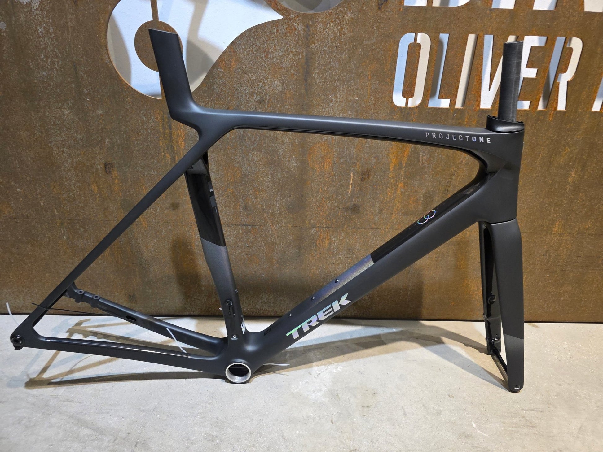 Rennradrahmen von Trek, TREK MADONE SLR GEN 8 RAHMENSET / DISC / CARBON SMOKE / L vor USEDBIKES - OB.DE Hintergrund