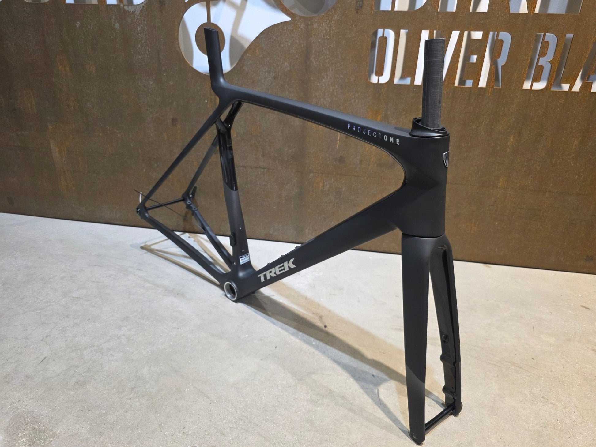 Rennradrahmen von Trek, TREK MADONE SLR GEN 8 RAHMENSET / DISC / CARBON SMOKE / L vor USEDBIKES - OB.DE Hintergrund