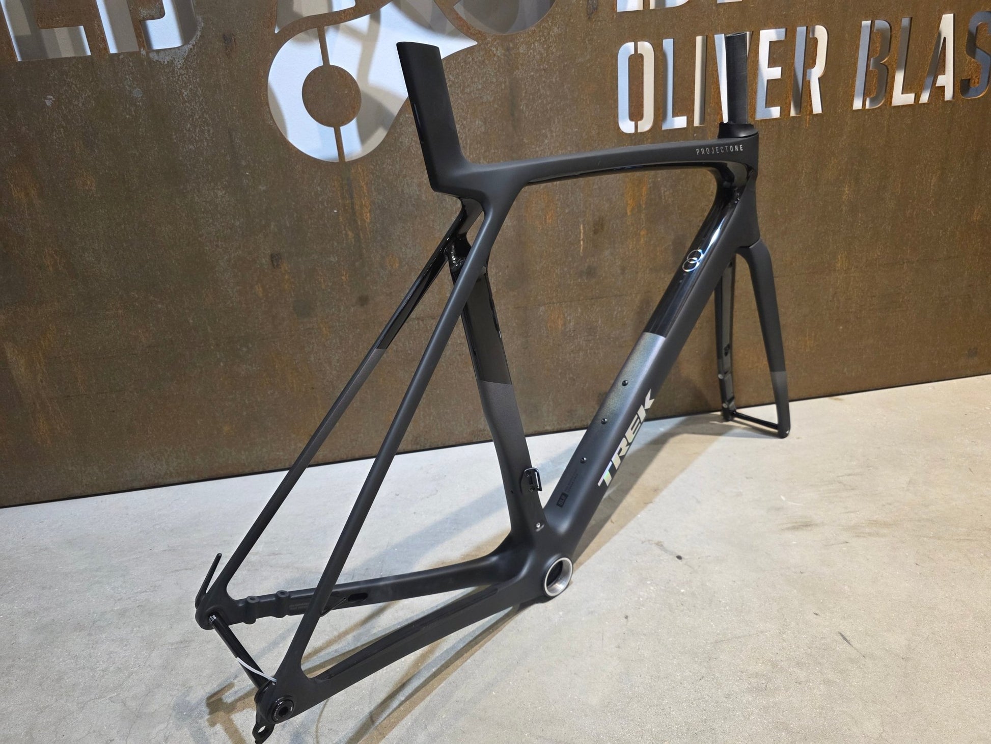 Rennradrahmen von Trek, TREK MADONE SLR GEN 8 RAHMENSET / DISC / CARBON SMOKE / L vor USEDBIKES - OB.DE Hintergrund