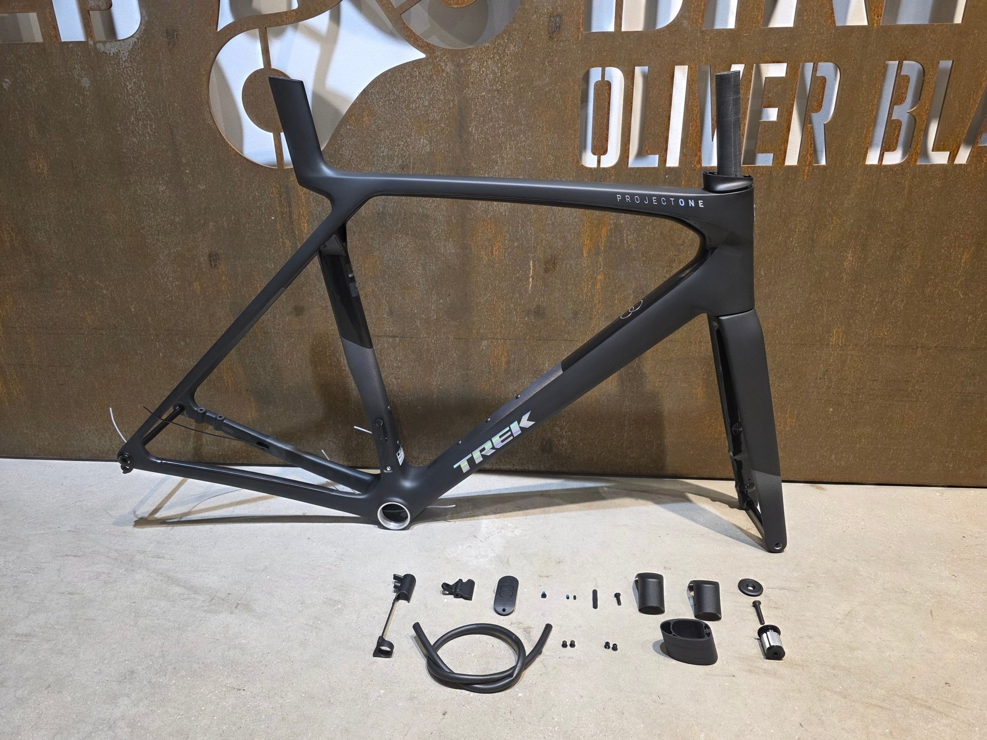 Rennradrahmen von Trek, TREK MADONE SLR GEN 8 RAHMENSET / DISC / CARBON SMOKE / L vor USEDBIKES - OB.DE Hintergrund