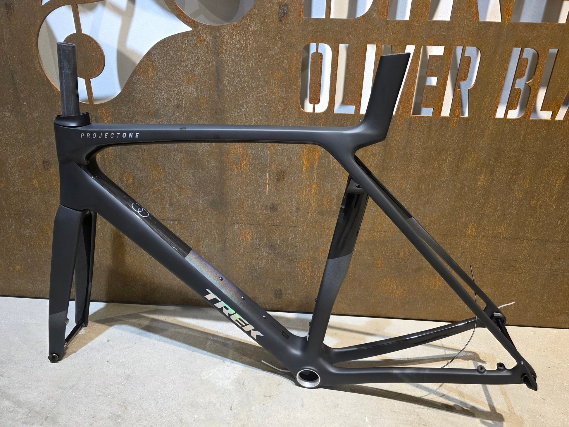 Rennradrahmen von Trek, TREK MADONE SLR GEN 8 RAHMENSET / DISC / CARBON SMOKE / L vor USEDBIKES - OB.DE Hintergrund