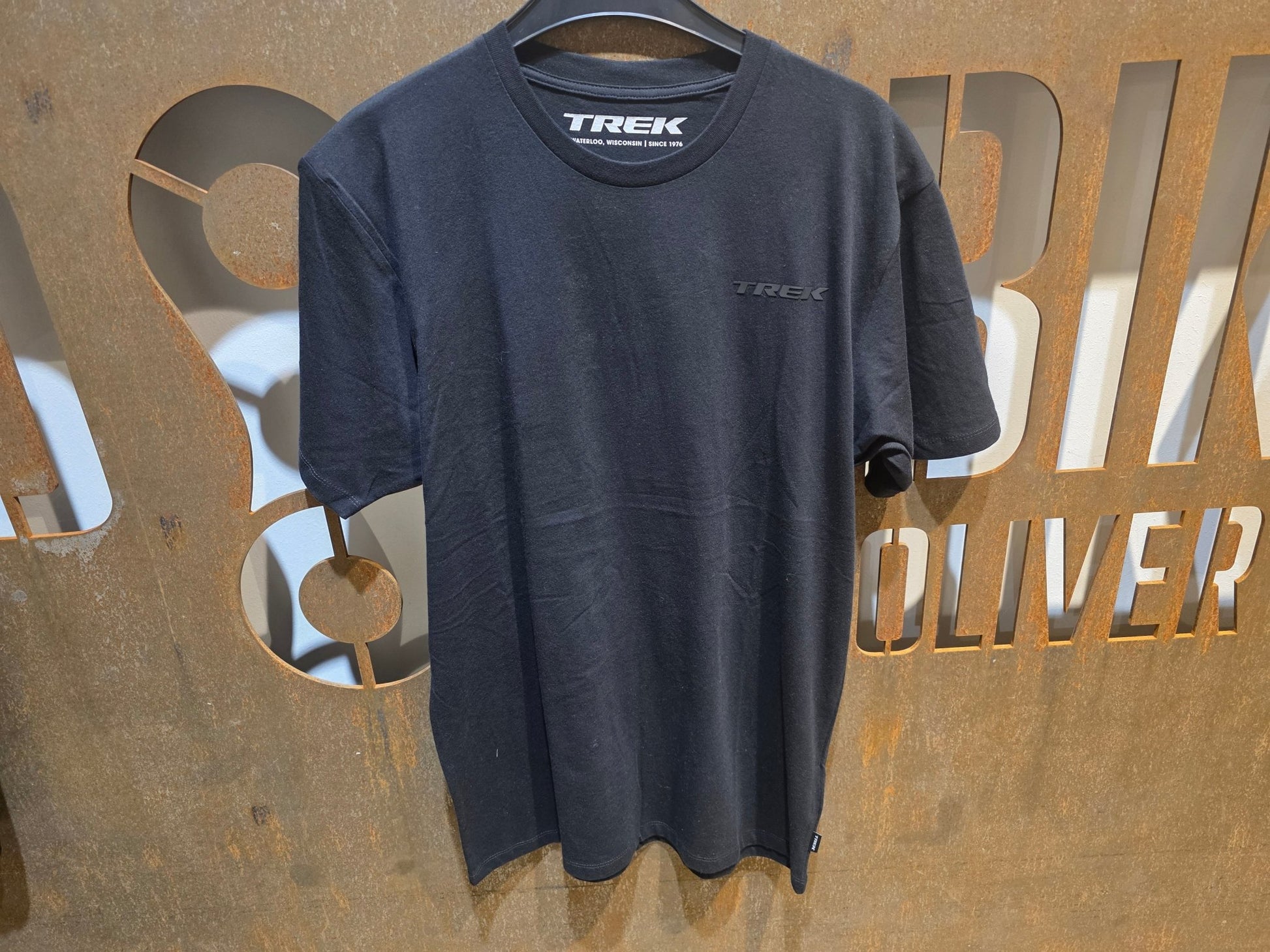 Freizeitbekleidung von Trek, TREK MONOCHROMATIC T - SHIRT / UNISEX vor USEDBIKES - OB.DE Hintergrund