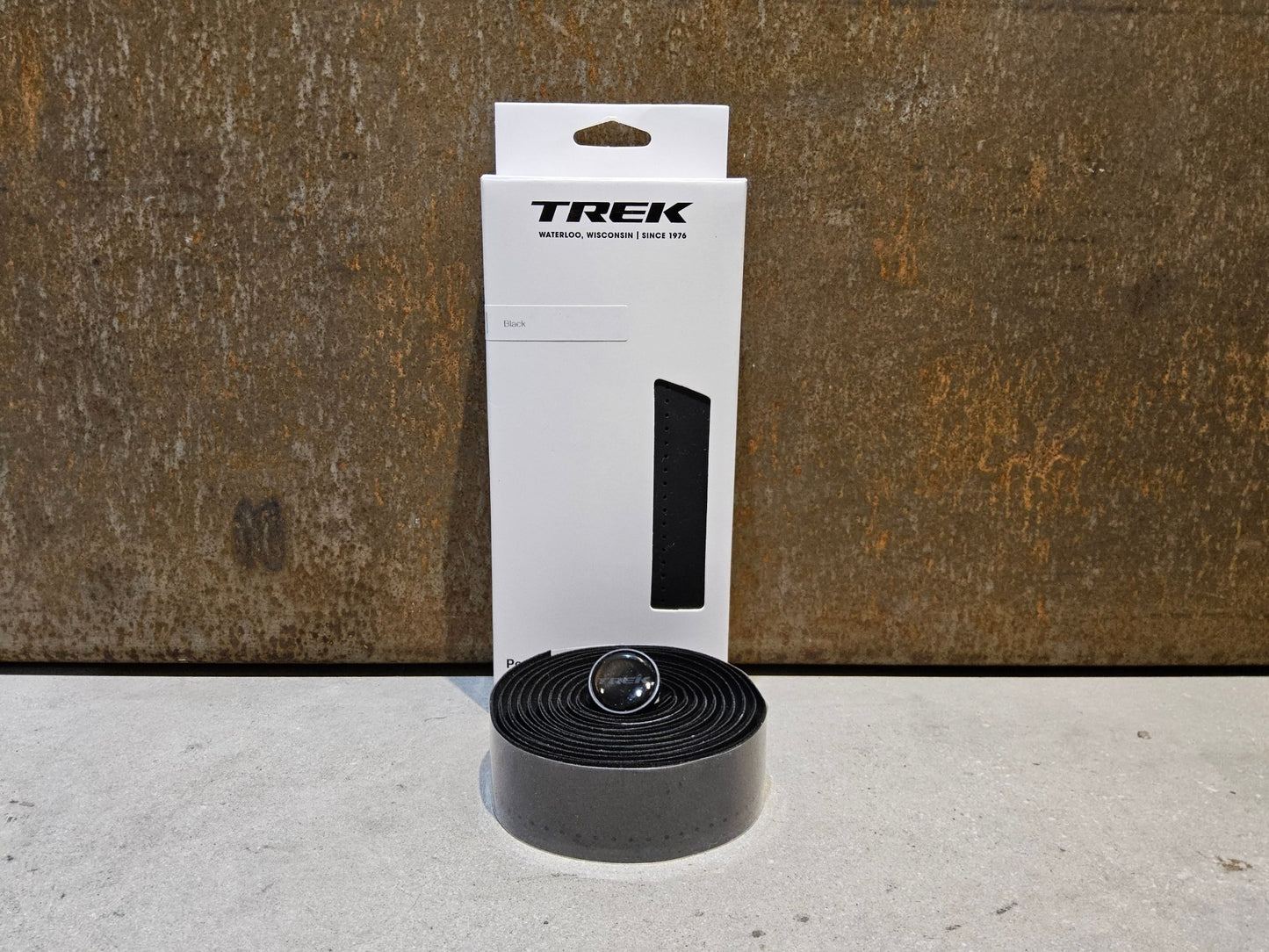 Griffe und Lenkerbänder von Trek, TREK PERF LINE LENKERBANDSET / BLACK vor USEDBIKES - OB.DE Hintergrund