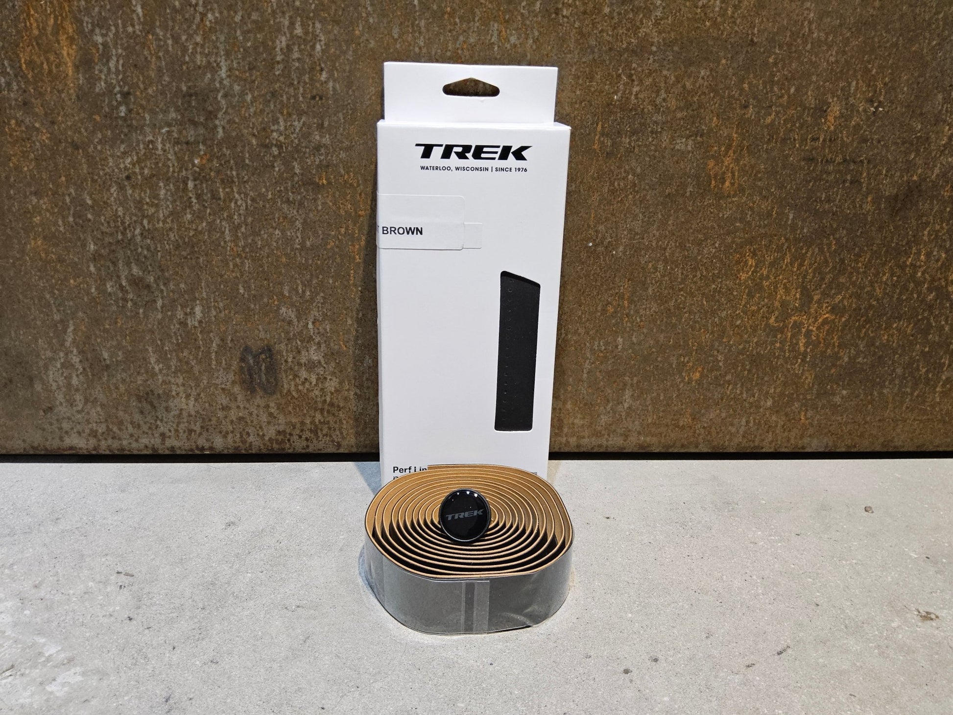 Griffe und Lenkerbänder von Trek, TREK PERF LINE LENKERBANDSET / LIGHT BROWN vor USEDBIKES - OB.DE Hintergrund