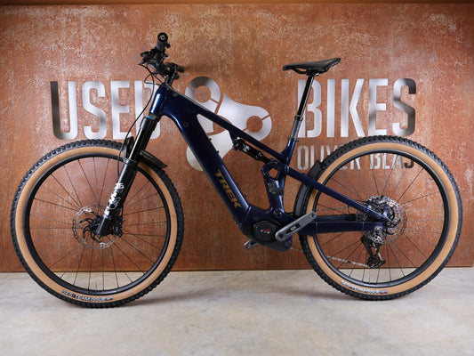 E - Mountainbike von Trek, TREK POWERFLY+ FS 8 GEN 4 / MATTE/GLOSS MULSANNE BLUE / L vor USEDBIKES - OB.DE Hintergrund