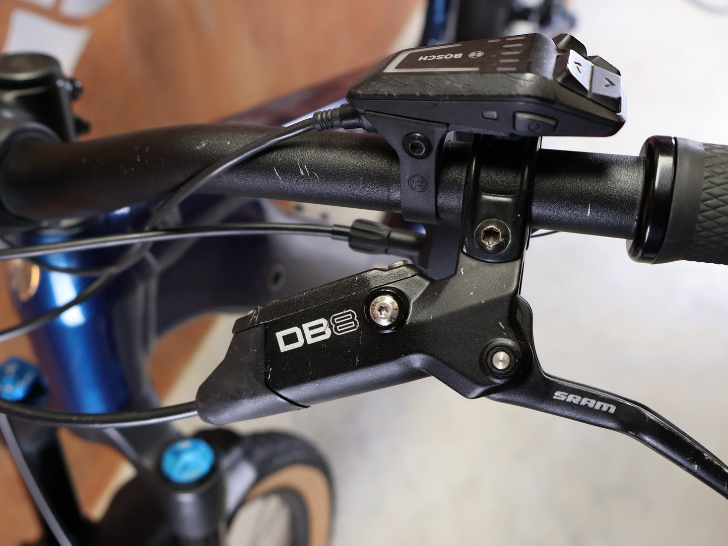 E - Mountainbike von Trek, TREK POWERFLY+ FS 8 GEN 4 / MATTE/GLOSS MULSANNE BLUE / L vor USEDBIKES - OB.DE Hintergrund