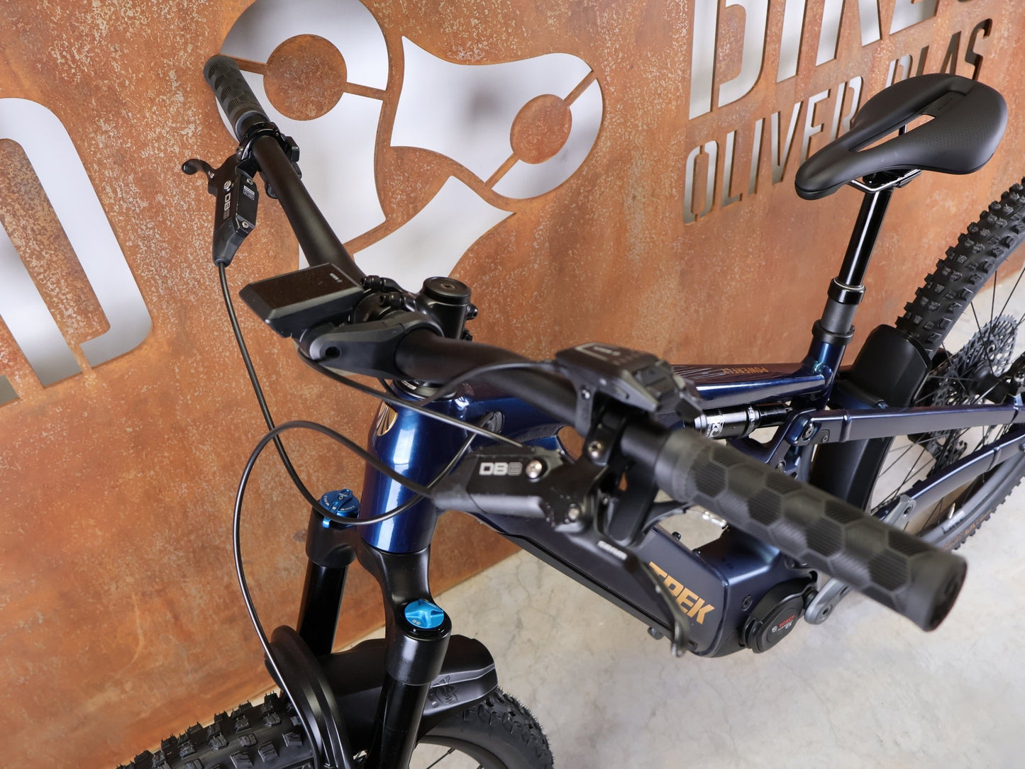 E - Mountainbike von Trek, TREK POWERFLY+ FS 8 GEN 4 / MATTE/GLOSS MULSANNE BLUE / S vor USEDBIKES - OB.DE Hintergrund