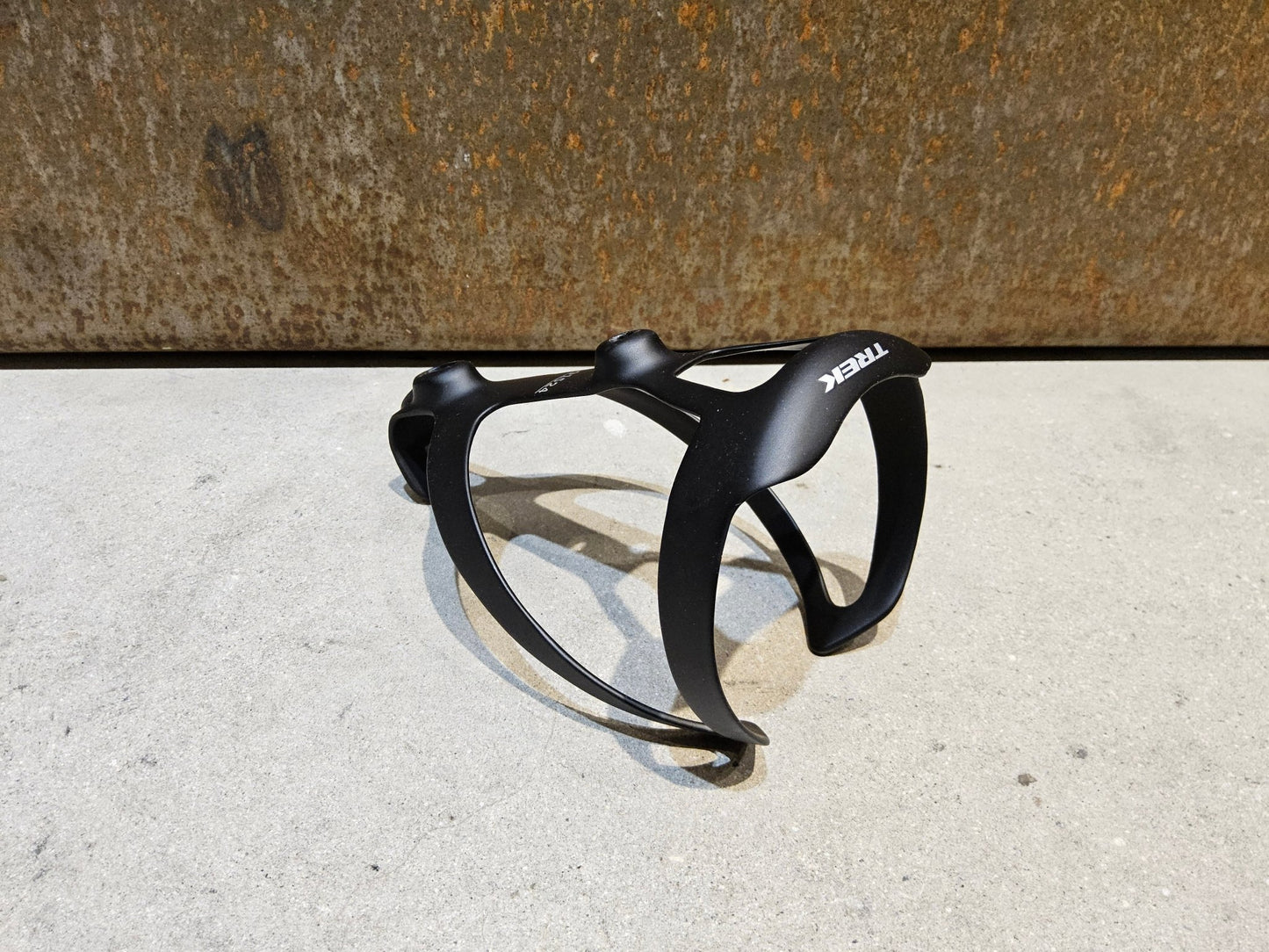 Trinkflaschen und Halter von Trek, TREK PRO CARBON FLASCHENHALTER / BLACK MATT vor USEDBIKES - OB.DE Hintergrund