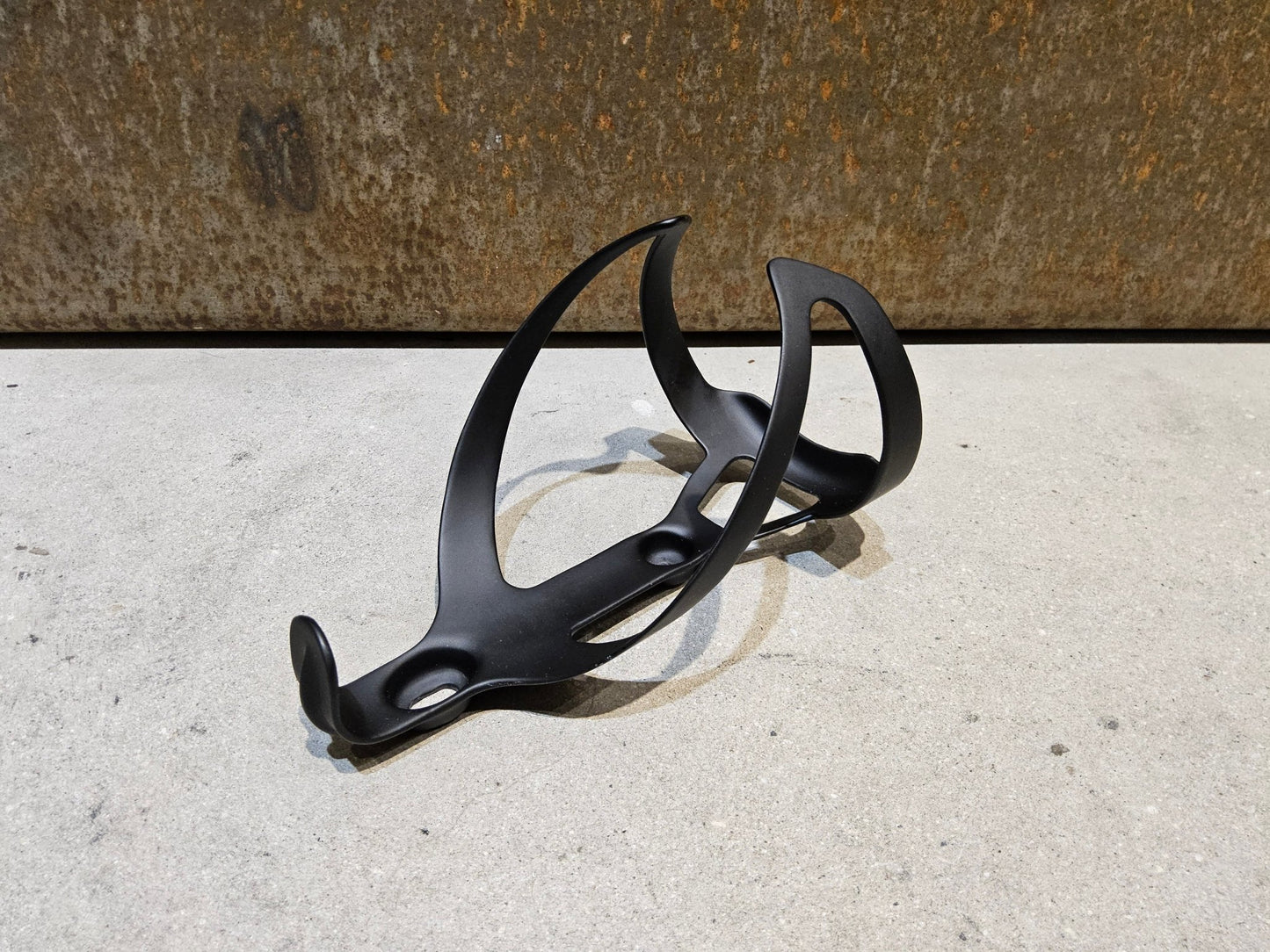 Trinkflaschen und Halter von Trek, TREK PRO CARBON FLASCHENHALTER / BLACK MATT vor USEDBIKES - OB.DE Hintergrund