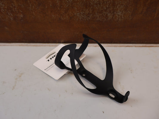 Trinkflaschen und Halter von Trek, TREK PRO CARBON FLASCHENHALTER SCHWARZ MATT 29G HAN 5330827 vor USEDBIKES-OB.DE Hintergrund