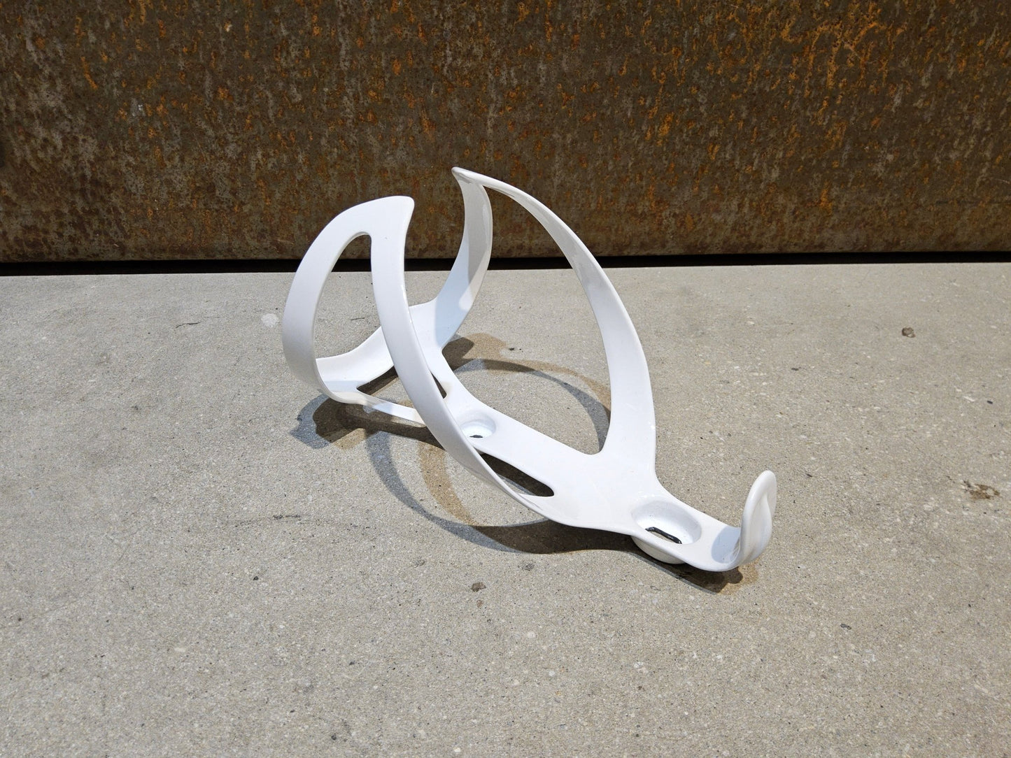 Trinkflaschen und Halter von Trek, TREK PRO CARBON FLASCHENHALTER / WHITE vor USEDBIKES - OB.DE Hintergrund