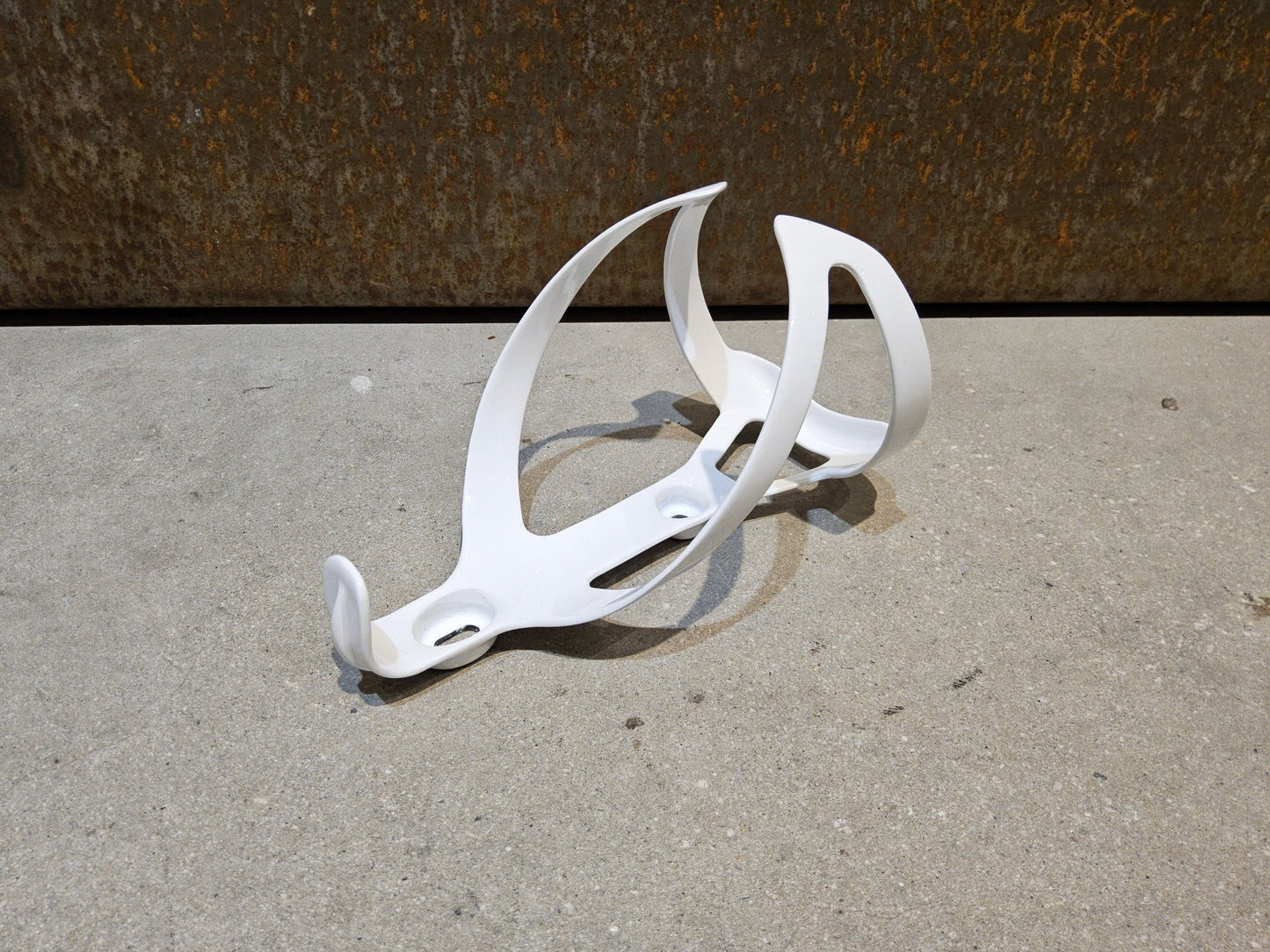 Trinkflaschen und Halter von Trek, TREK PRO CARBON FLASCHENHALTER / WHITE vor USEDBIKES - OB.DE Hintergrund