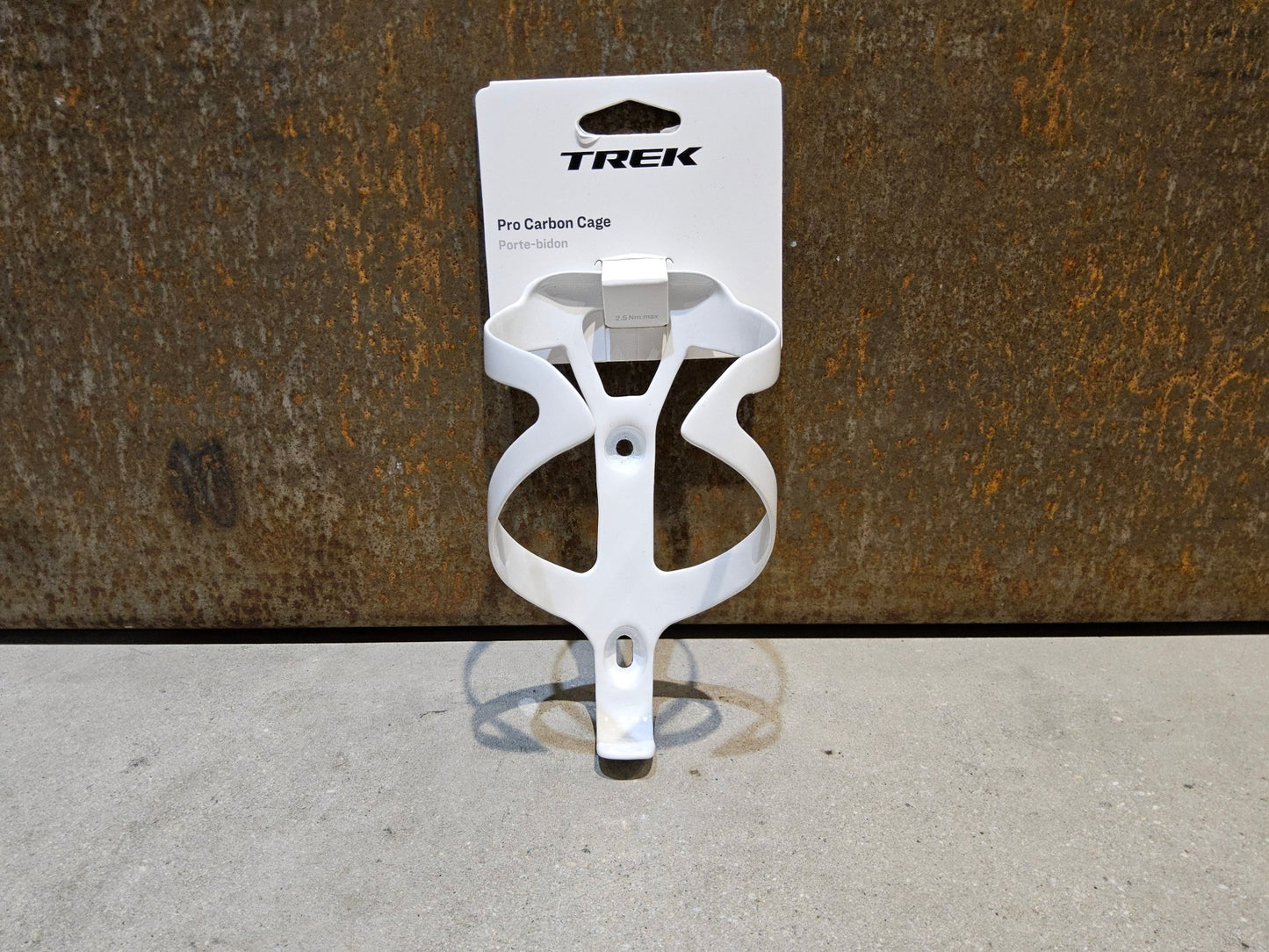 Trinkflaschen und Halter von Trek, TREK PRO CARBON FLASCHENHALTER / WHITE vor USEDBIKES - OB.DE Hintergrund
