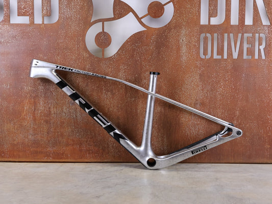 Mountainbikerahmen von Trek, TREK PROCALIBER C GEN 3 RAHMENSET / GRÖSSE M/L – TREK FACTORY RACING TEAM LACKIERUNG vor USEDBIKES - OB.DE Hintergrund