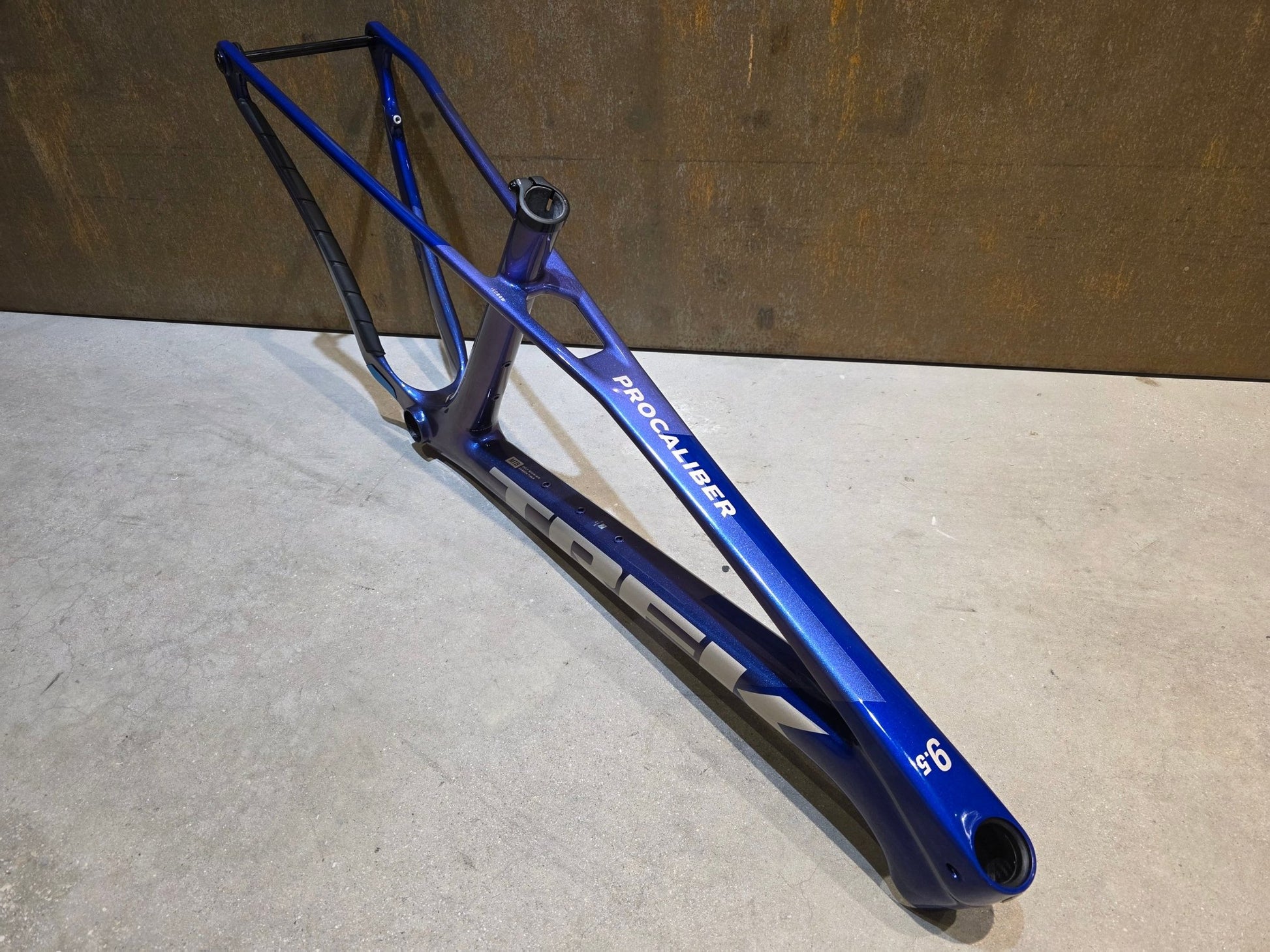 Mountainbikerahmen von Trek, TREK PROCALIBER CARBON FRAMESET GEN 3 / PURPLE FLIP / M in variant_title vor USEDBIKES - OB.DE Hintergrund