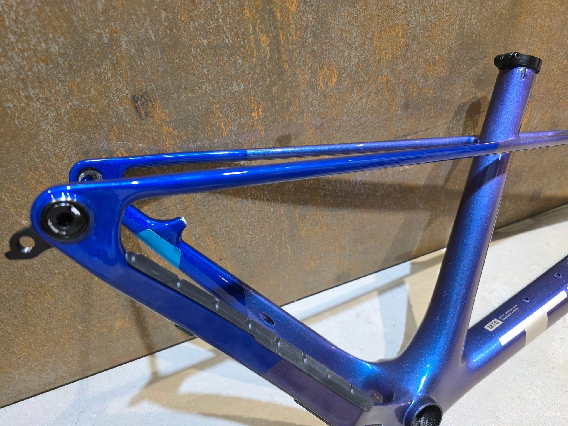 Mountainbikerahmen von Trek, TREK PROCALIBER CARBON FRAMESET GEN 3 / PURPLE FLIP / M in variant_title vor USEDBIKES - OB.DE Hintergrund