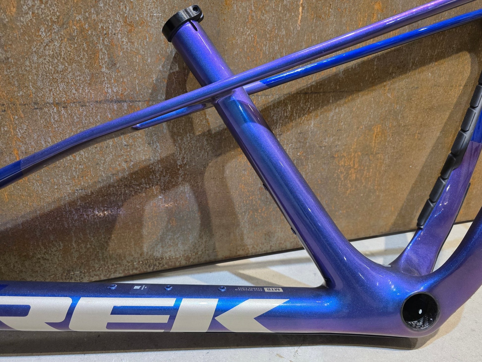 Mountainbikerahmen von Trek, TREK PROCALIBER CARBON FRAMESET GEN 3 / PURPLE FLIP / M in variant_title vor USEDBIKES - OB.DE Hintergrund