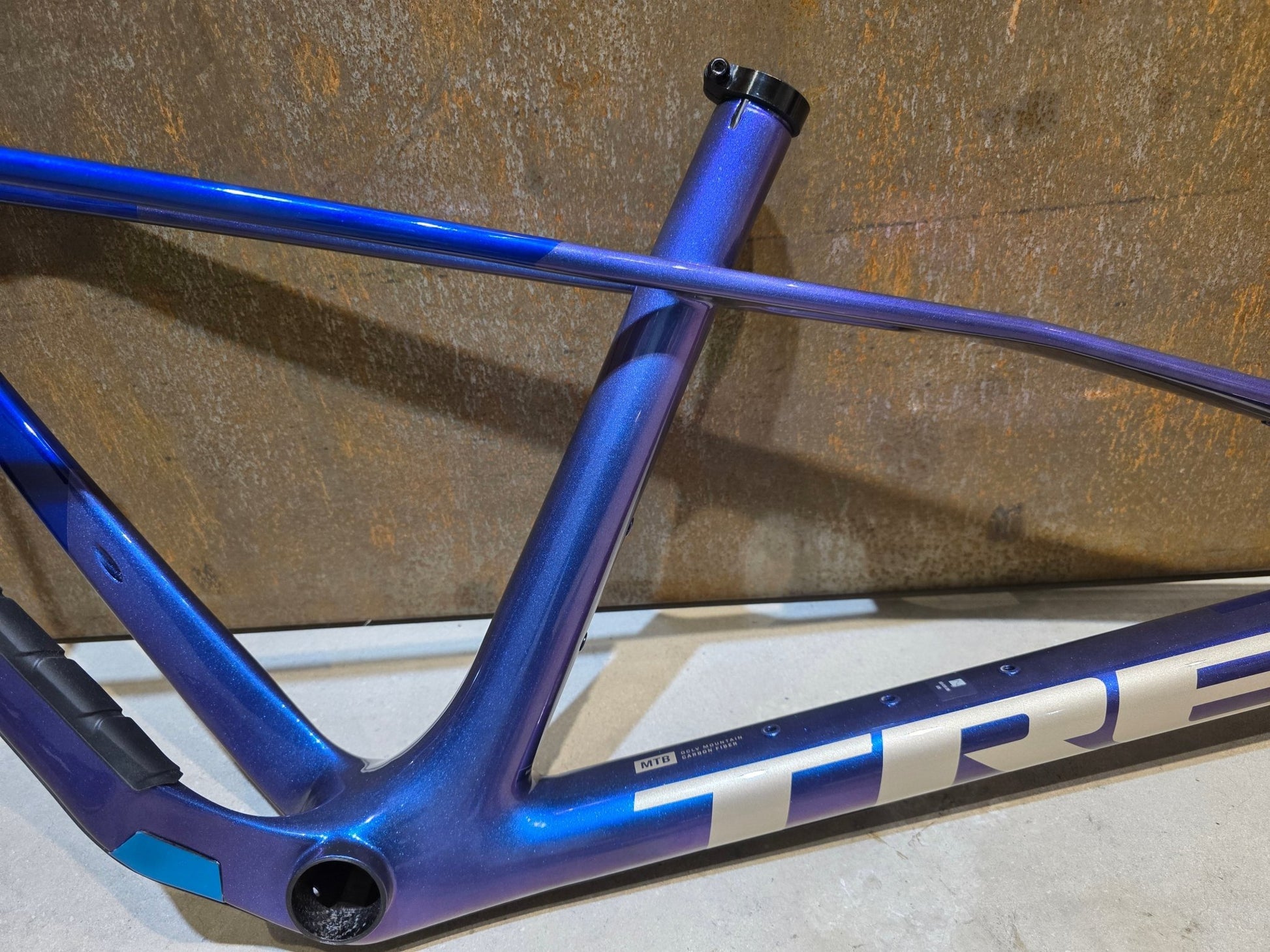 Mountainbikerahmen von Trek, TREK PROCALIBER CARBON FRAMESET GEN 3 / PURPLE FLIP / M in variant_title vor USEDBIKES - OB.DE Hintergrund