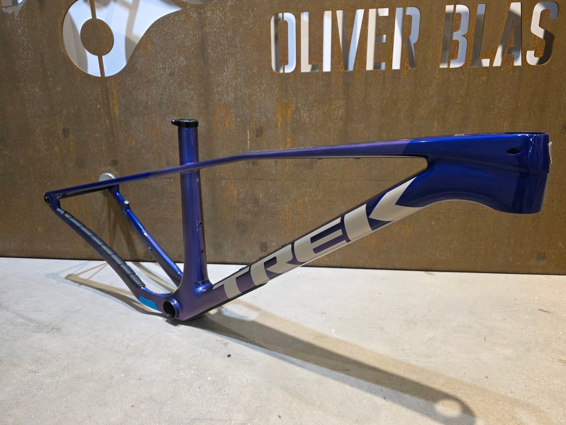 Mountainbikerahmen von Trek, TREK PROCALIBER CARBON FRAMESET GEN 3 / PURPLE FLIP / M in variant_title vor USEDBIKES - OB.DE Hintergrund