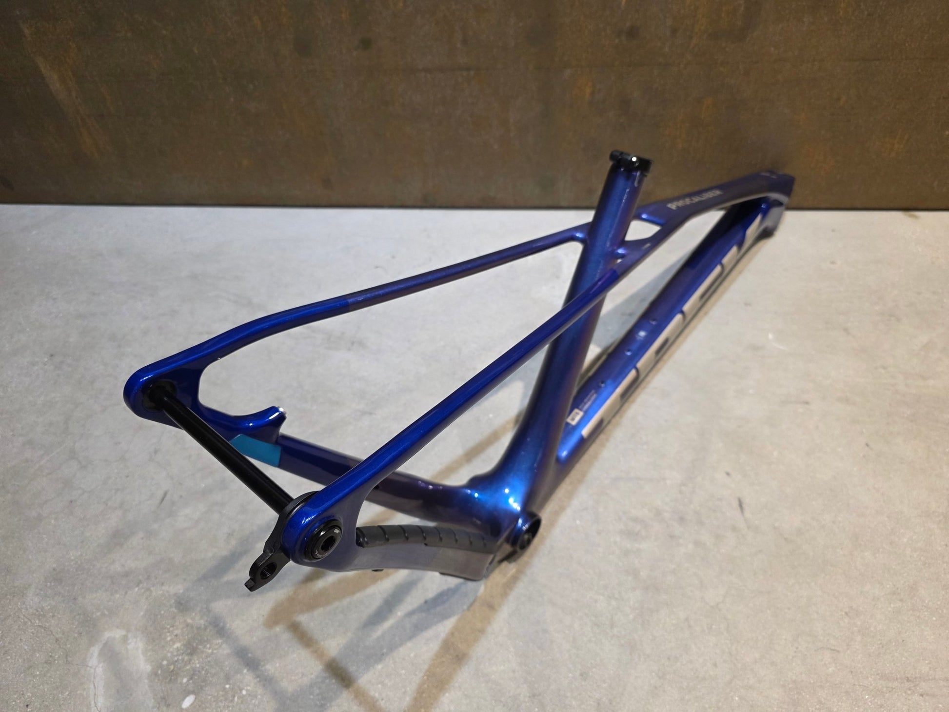 Mountainbikerahmen von Trek, TREK PROCALIBER CARBON FRAMESET GEN 3 / PURPLE FLIP / M in variant_title vor USEDBIKES - OB.DE Hintergrund