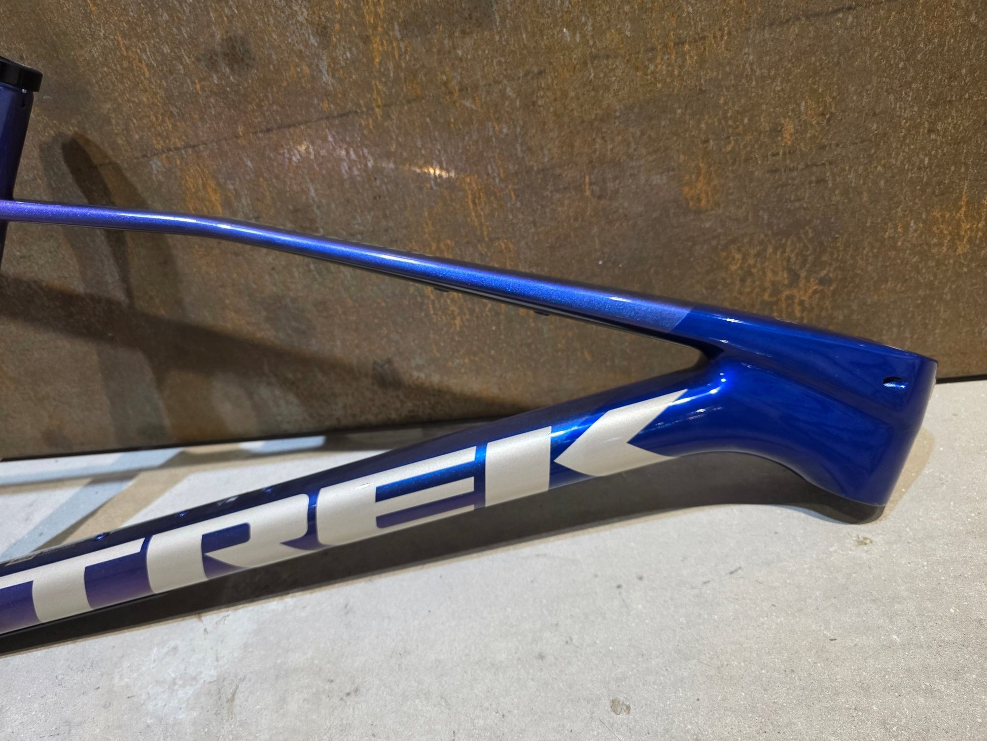 Mountainbikerahmen von Trek, TREK PROCALIBER CARBON FRAMESET GEN 3 / PURPLE FLIP / M in variant_title vor USEDBIKES - OB.DE Hintergrund