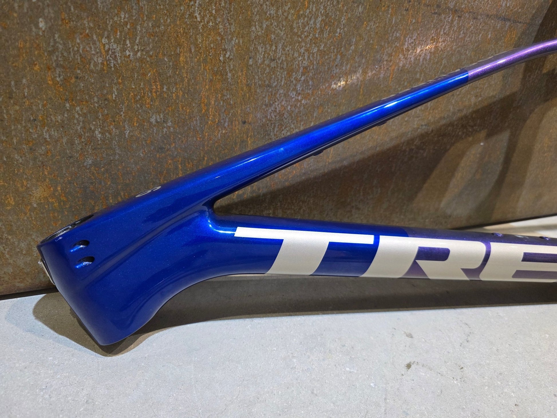 Mountainbikerahmen von Trek, TREK PROCALIBER CARBON FRAMESET GEN 3 / PURPLE FLIP / M in variant_title vor USEDBIKES - OB.DE Hintergrund