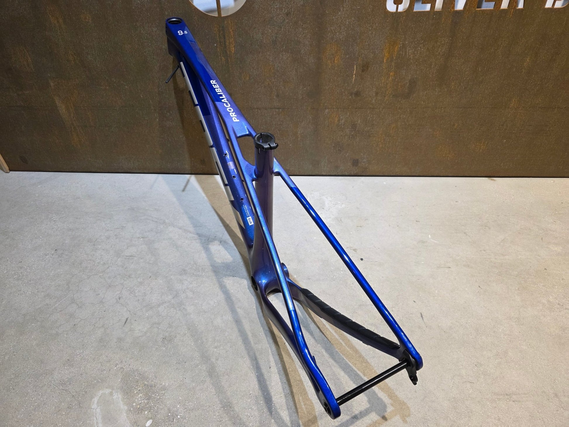 Mountainbikerahmen von Trek, TREK PROCALIBER CARBON FRAMESET GEN 3 / PURPLE FLIP / M in variant_title vor USEDBIKES - OB.DE Hintergrund