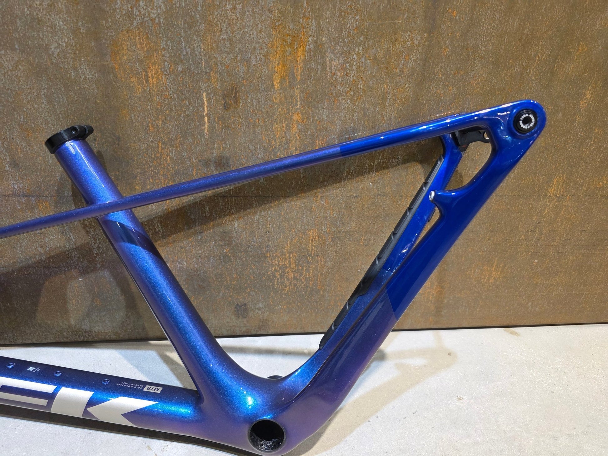 Mountainbikerahmen von Trek, TREK PROCALIBER CARBON FRAMESET GEN 3 / PURPLE FLIP / M in variant_title vor USEDBIKES - OB.DE Hintergrund