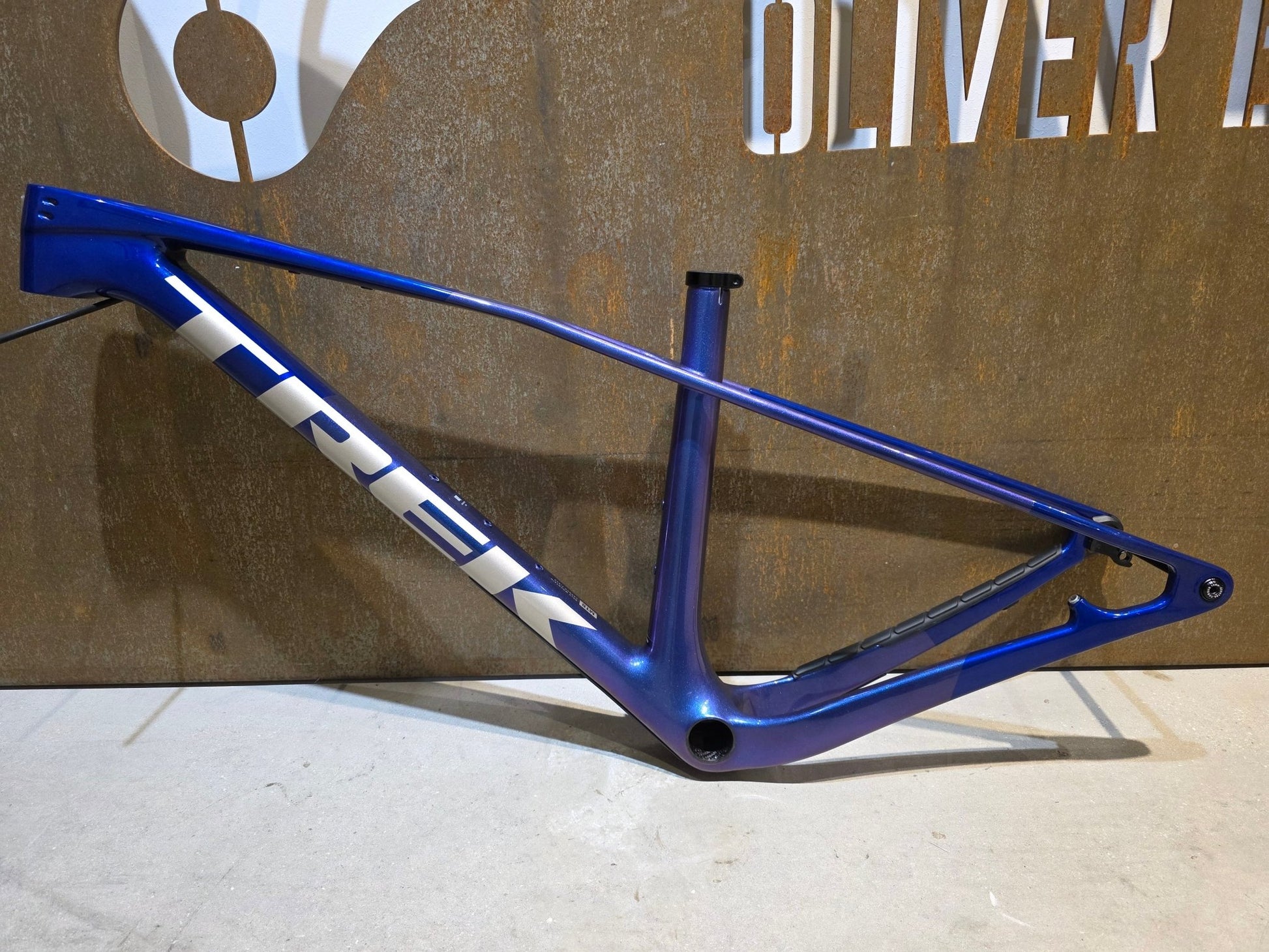 Mountainbikerahmen von Trek, TREK PROCALIBER CARBON FRAMESET GEN 3 / PURPLE FLIP / M in variant_title vor USEDBIKES - OB.DE Hintergrund