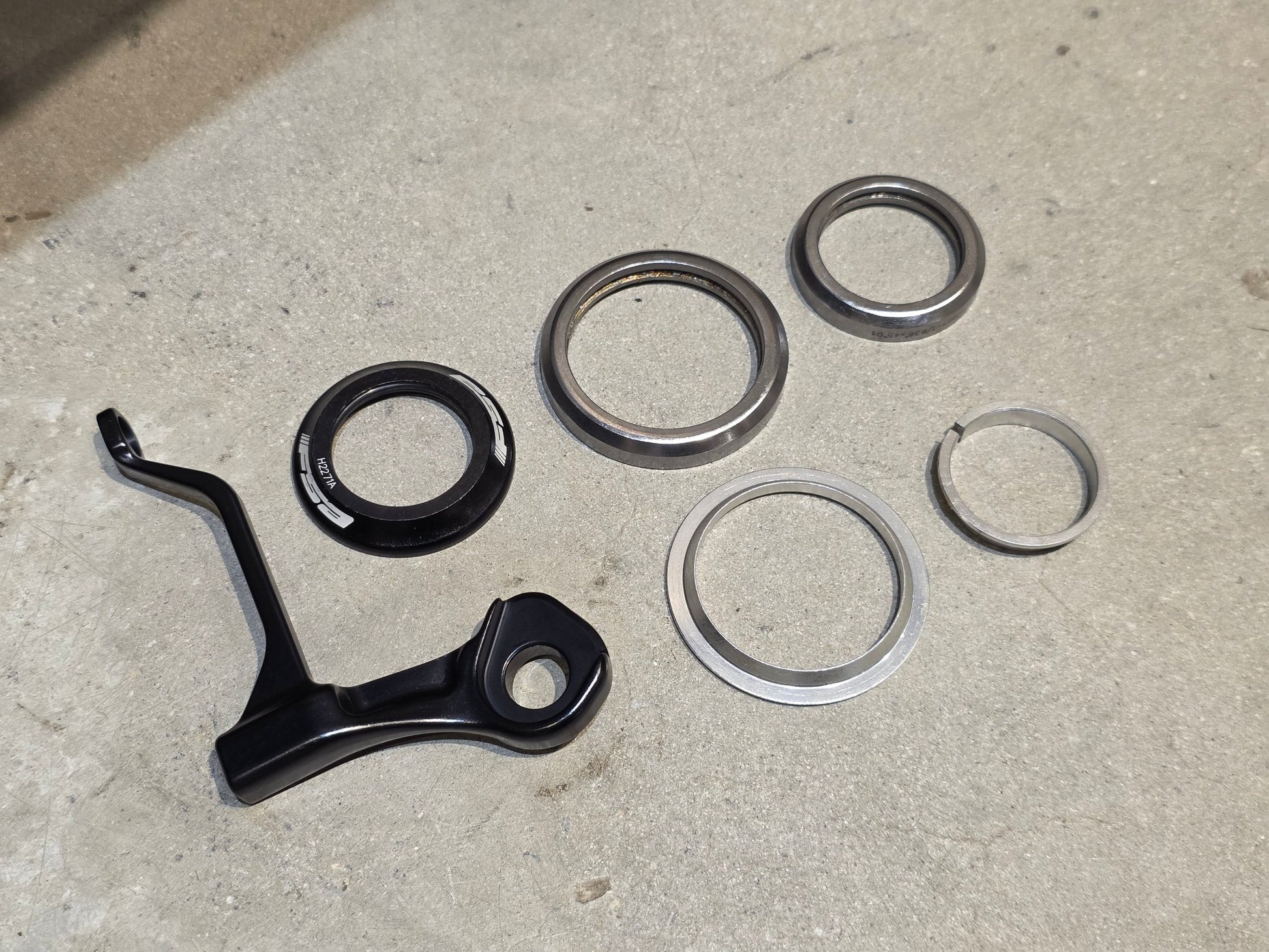 Mountainbikerahmen von Trek, TREK PROCALIBER CARBON FRAMESET GEN 3 / PURPLE FLIP / M in variant_title vor USEDBIKES - OB.DE Hintergrund