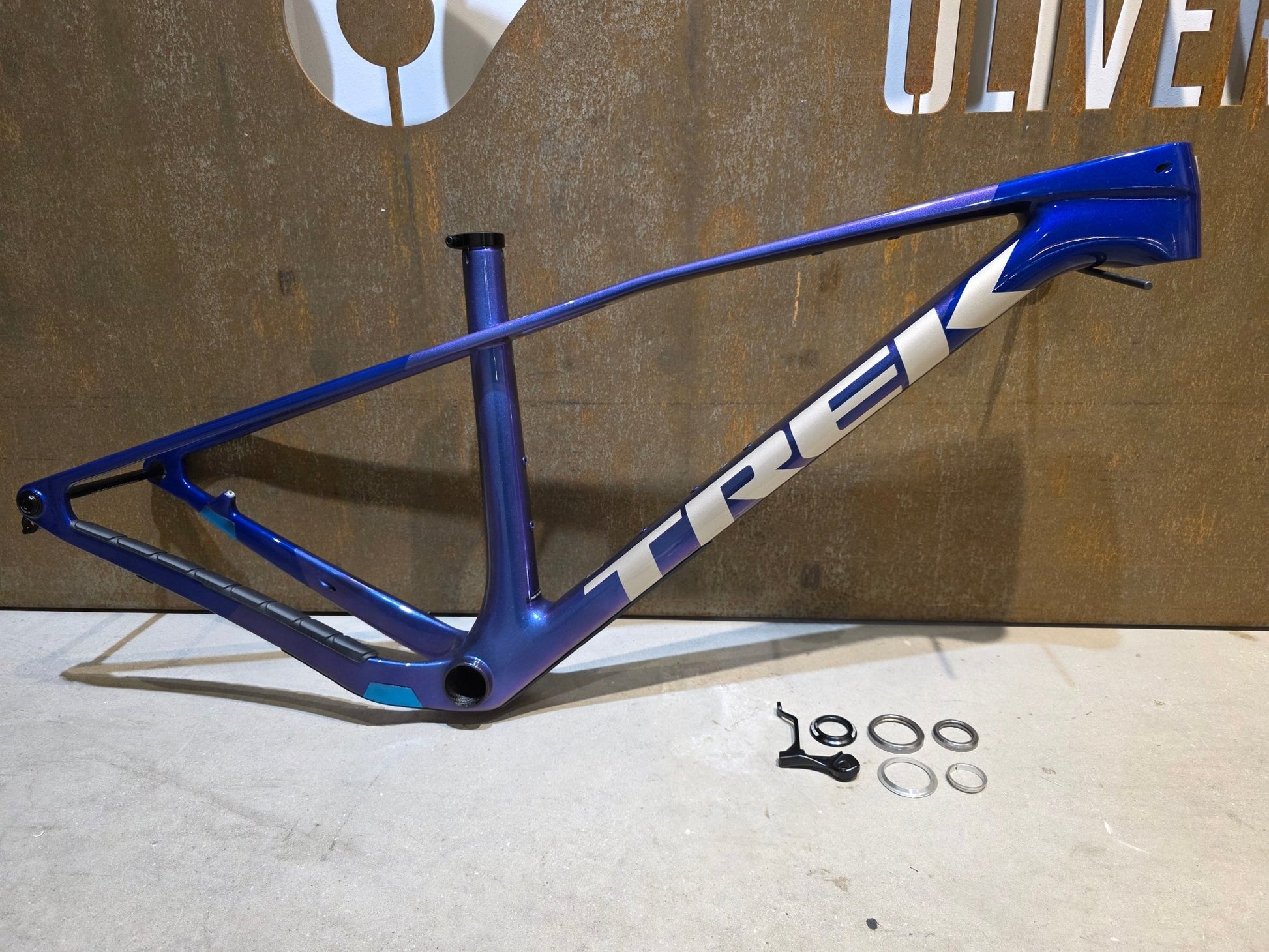 Mountainbikerahmen von Trek, TREK PROCALIBER CARBON FRAMESET GEN 3 / PURPLE FLIP / M in variant_title vor USEDBIKES - OB.DE Hintergrund