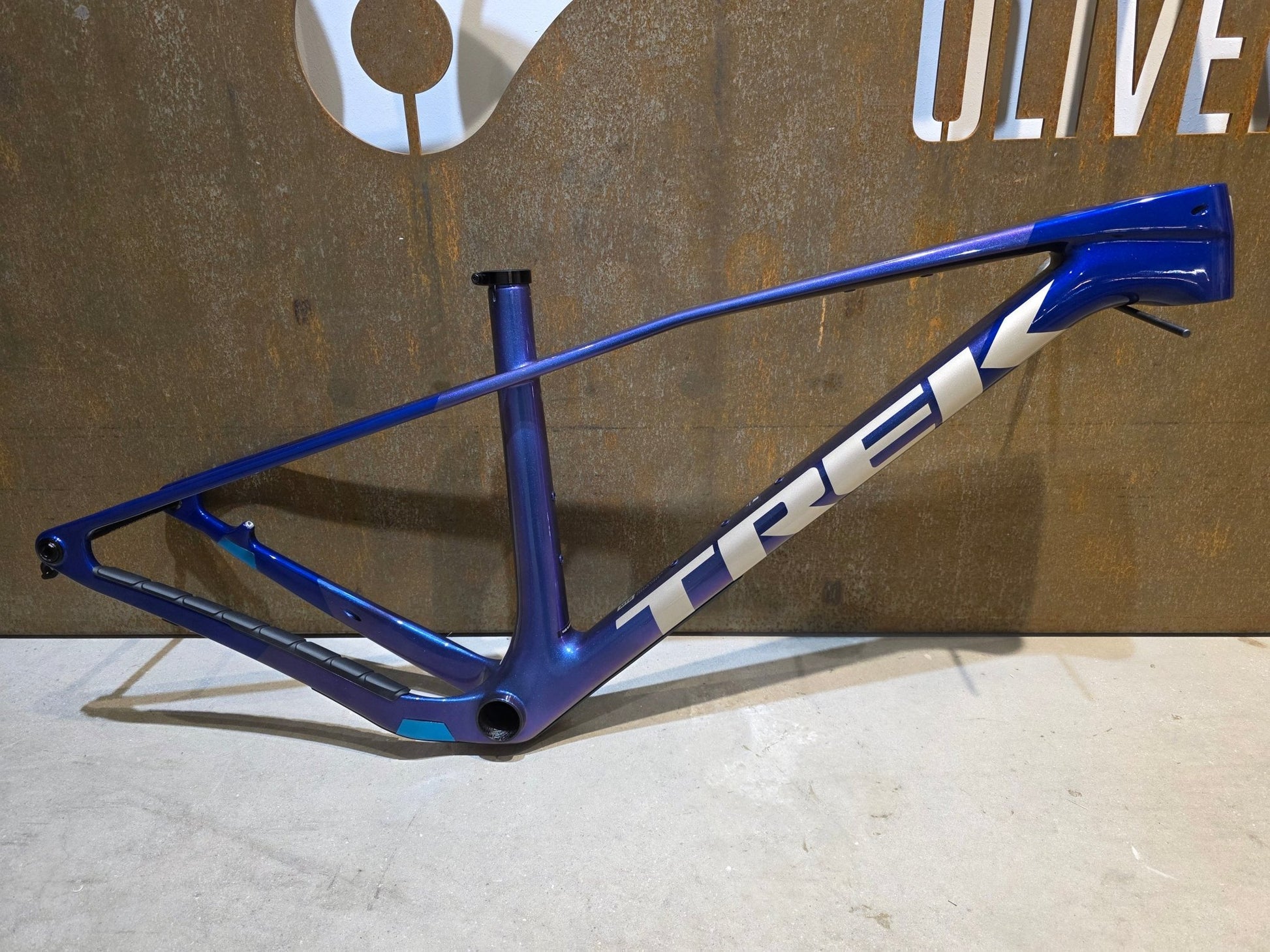 Mountainbikerahmen von Trek, TREK PROCALIBER CARBON FRAMESET GEN 3 / PURPLE FLIP / M in variant_title vor USEDBIKES - OB.DE Hintergrund