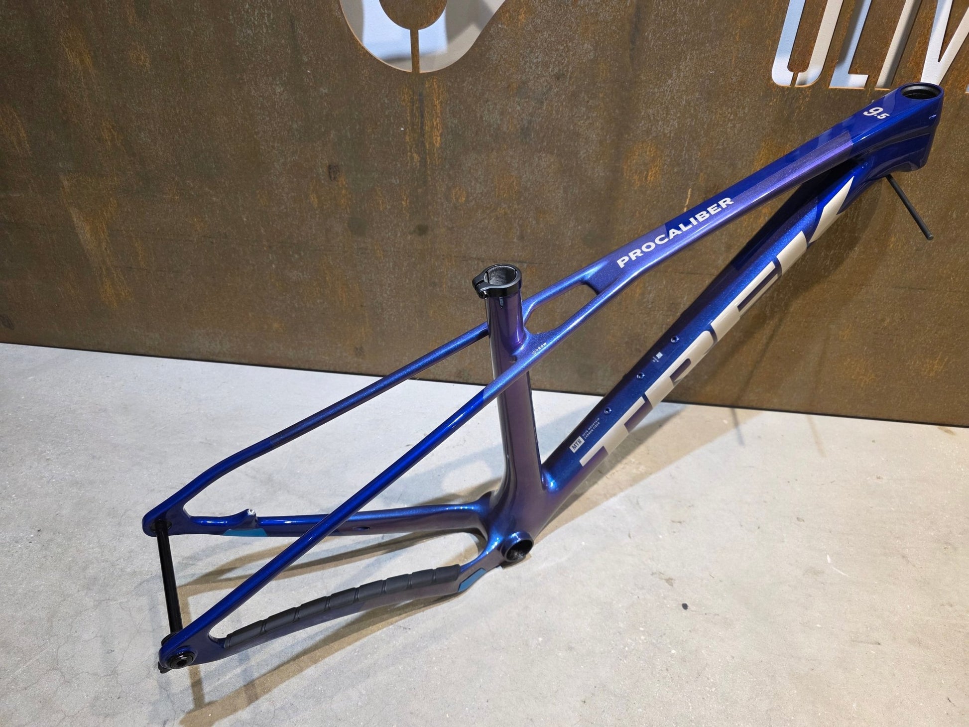 Mountainbikerahmen von Trek, TREK PROCALIBER CARBON FRAMESET GEN 3 / PURPLE FLIP / M in variant_title vor USEDBIKES - OB.DE Hintergrund