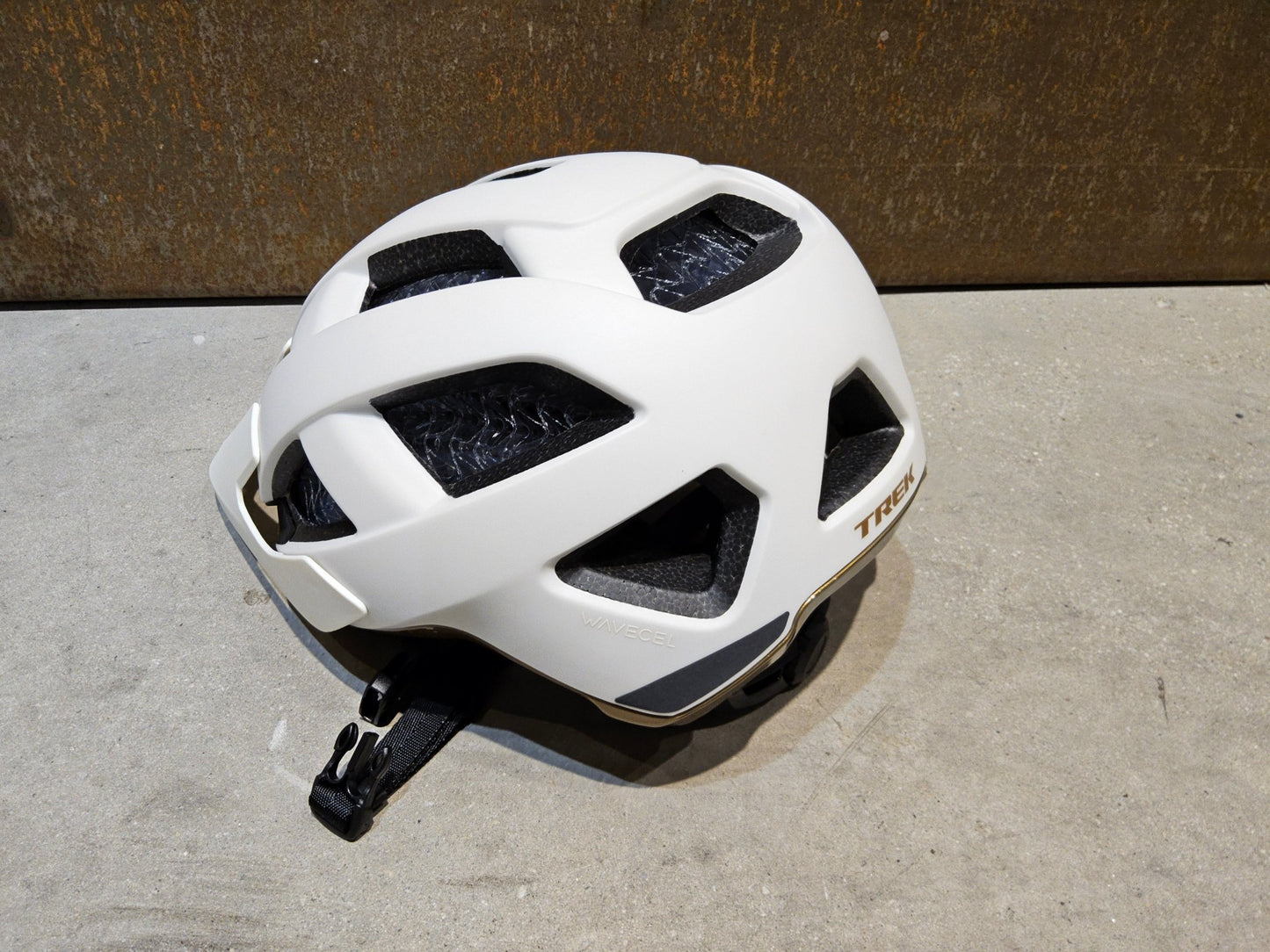 Helme von Trek, TREK QUANTUM WAVECEL FAHRRADHELM / ERA WHITE OLD STYLE GOLD vor USEDBIKES - OB.DE Hintergrund