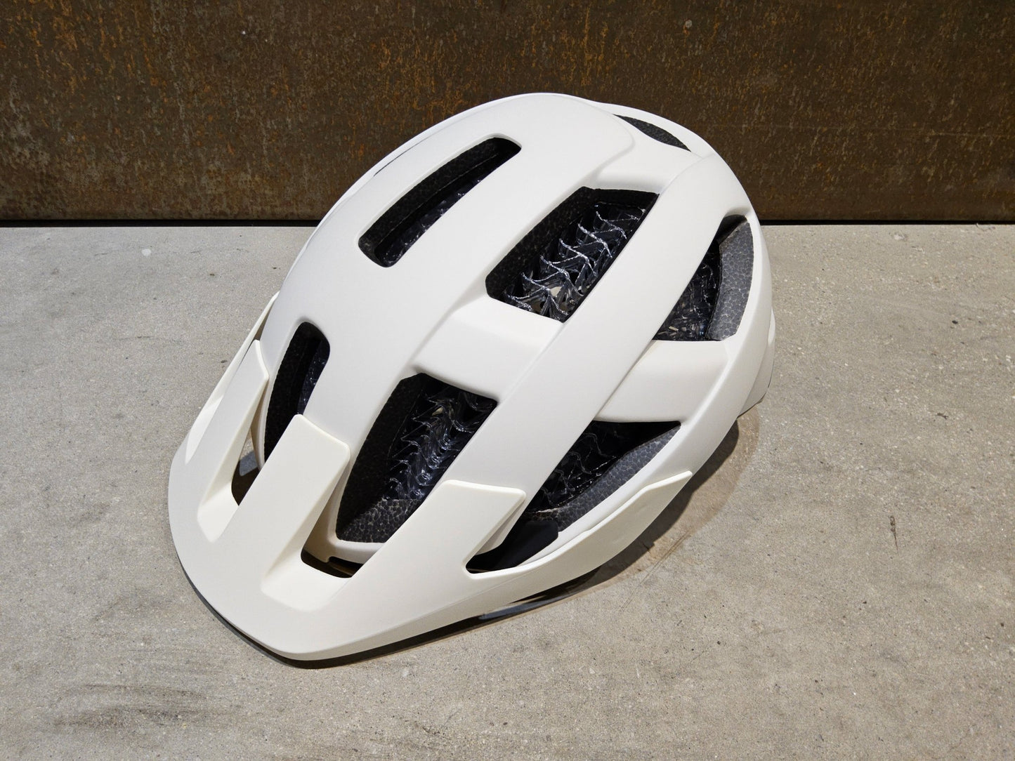 Helme von Trek, TREK QUANTUM WAVECEL FAHRRADHELM / ERA WHITE OLD STYLE GOLD vor USEDBIKES - OB.DE Hintergrund