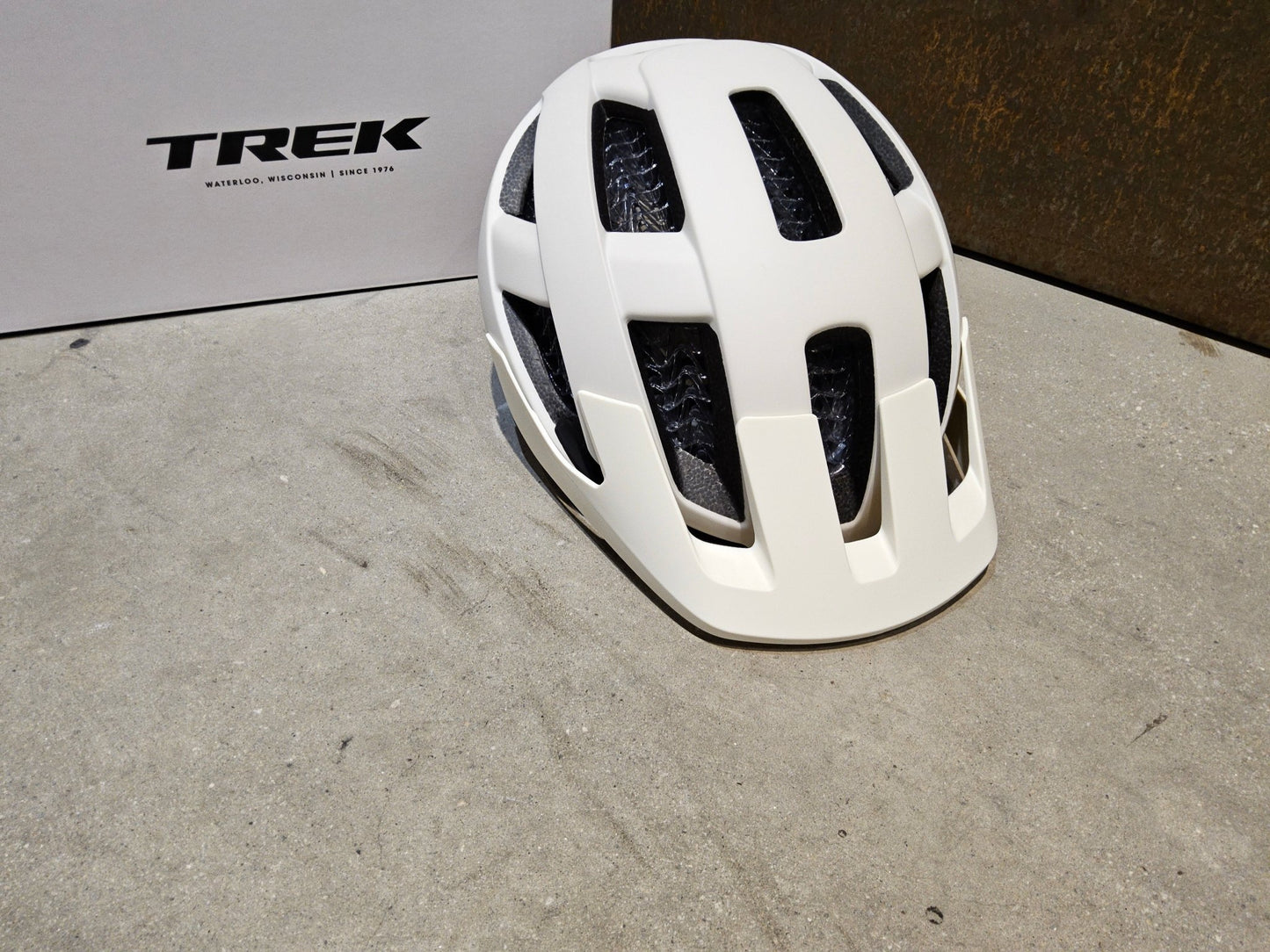 Helme von Trek, TREK QUANTUM WAVECEL FAHRRADHELM / ERA WHITE OLD STYLE GOLD vor USEDBIKES - OB.DE Hintergrund