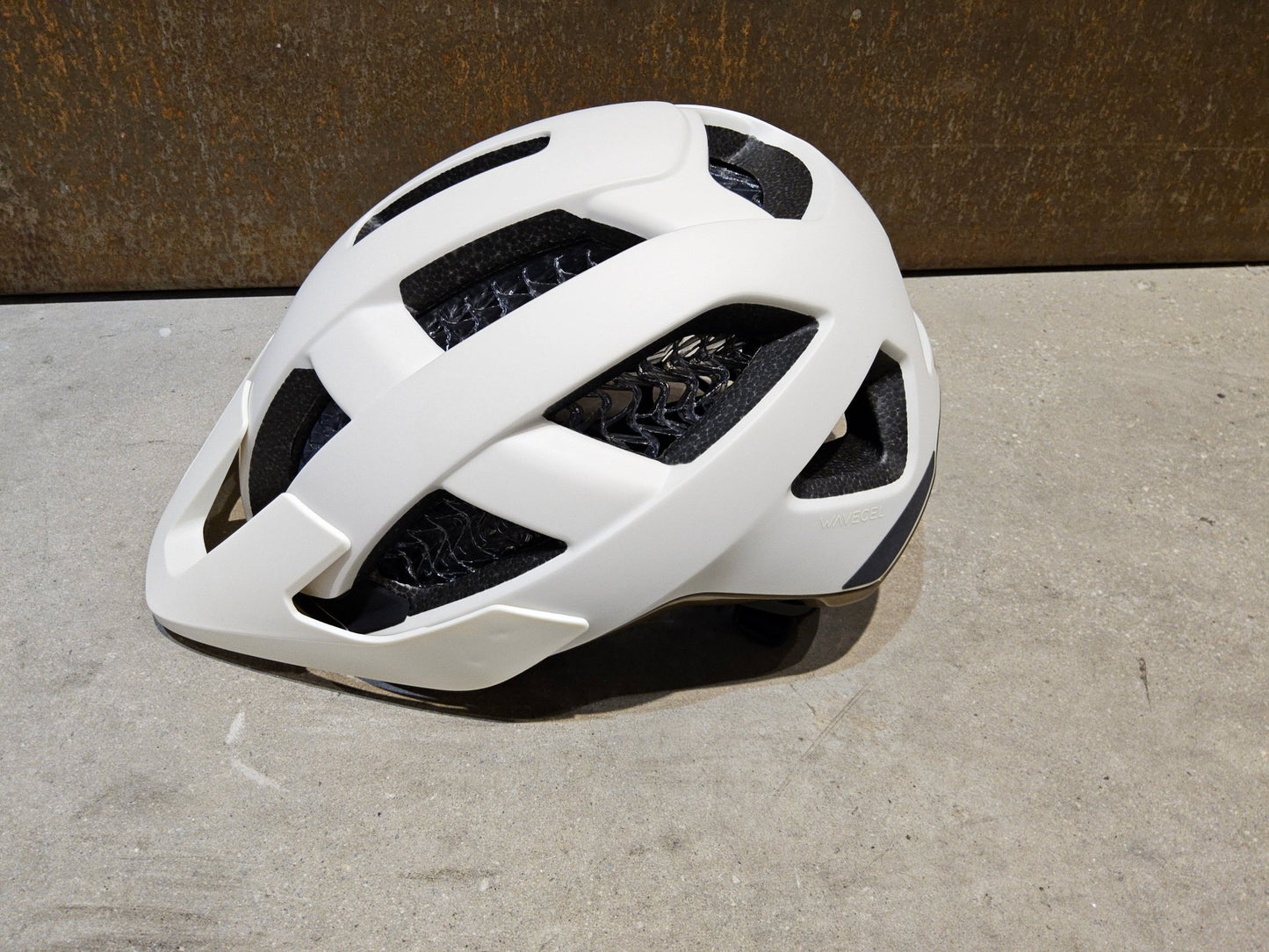 Helme von Trek, TREK QUANTUM WAVECEL FAHRRADHELM / ERA WHITE OLD STYLE GOLD vor USEDBIKES - OB.DE Hintergrund
