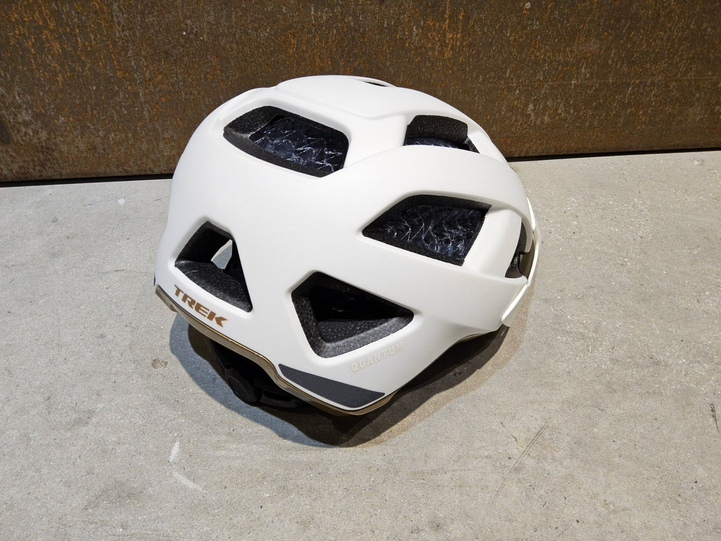 Helme von Trek, TREK QUANTUM WAVECEL FAHRRADHELM / ERA WHITE OLD STYLE GOLD vor USEDBIKES - OB.DE Hintergrund