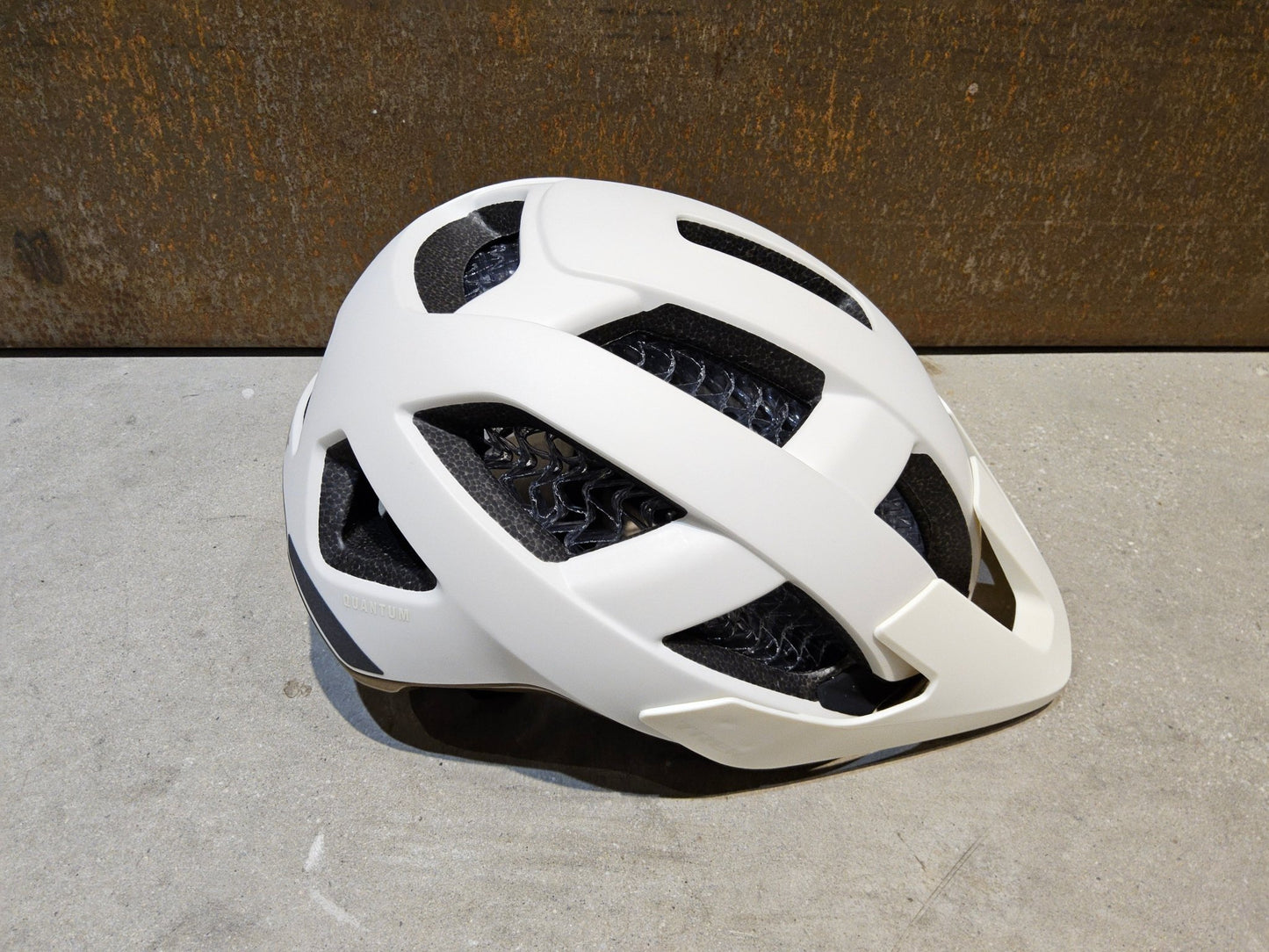 Helme von Trek, TREK QUANTUM WAVECEL FAHRRADHELM / ERA WHITE OLD STYLE GOLD vor USEDBIKES - OB.DE Hintergrund