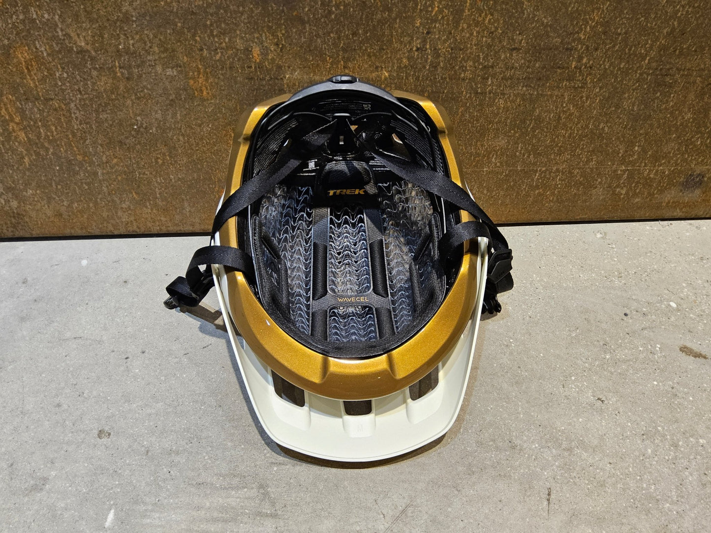 Helme von Trek, TREK QUANTUM WAVECEL FAHRRADHELM / ERA WHITE OLD STYLE GOLD vor USEDBIKES - OB.DE Hintergrund