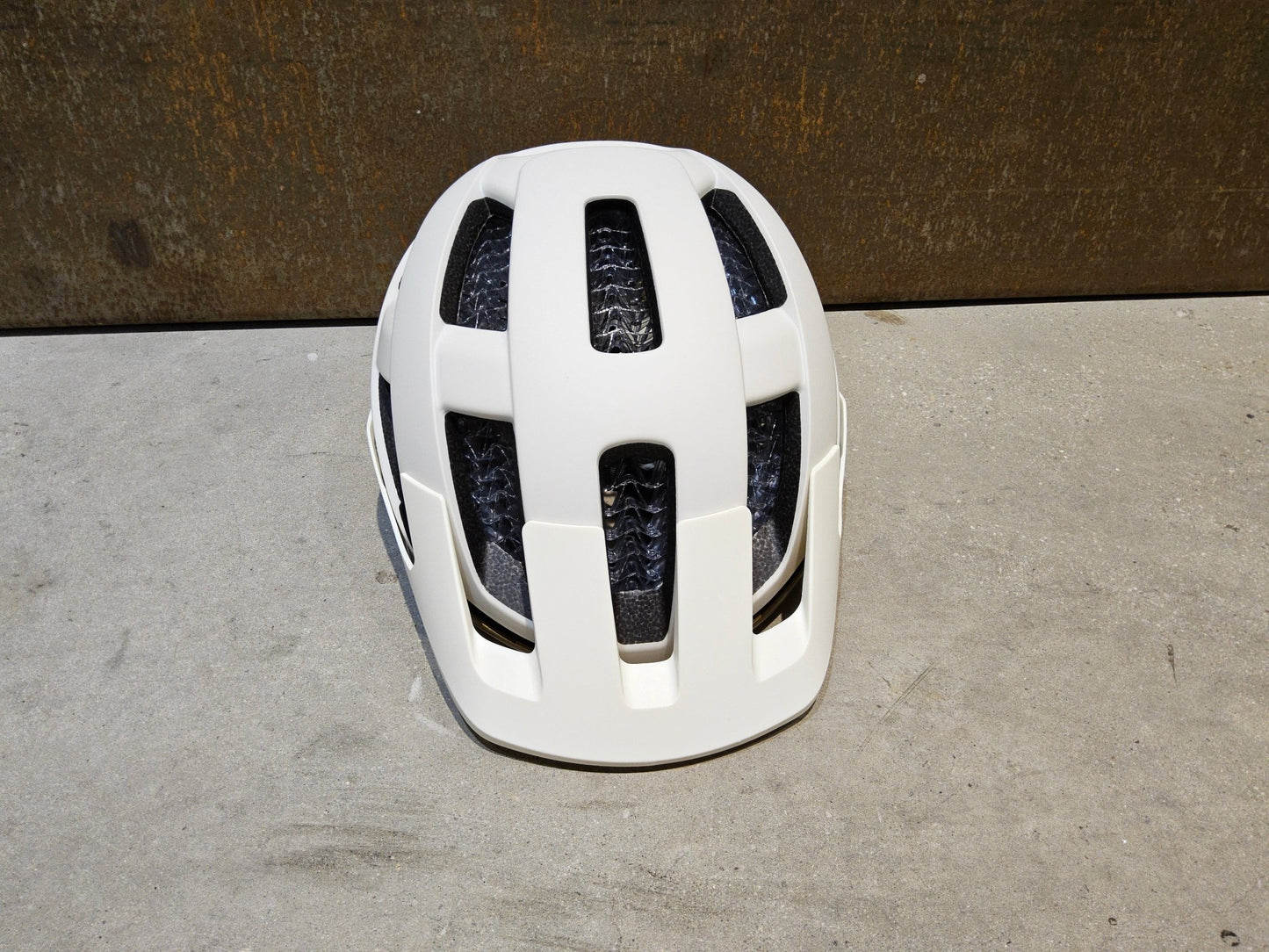 Helme von Trek, TREK QUANTUM WAVECEL FAHRRADHELM / ERA WHITE OLD STYLE GOLD vor USEDBIKES - OB.DE Hintergrund