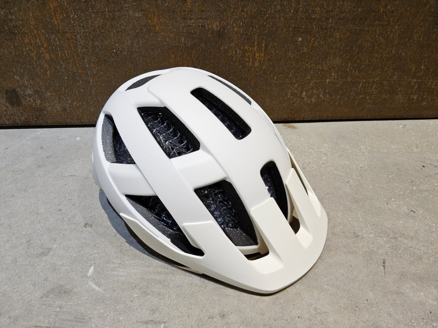 Helme von Trek, TREK QUANTUM WAVECEL FAHRRADHELM / ERA WHITE OLD STYLE GOLD vor USEDBIKES - OB.DE Hintergrund