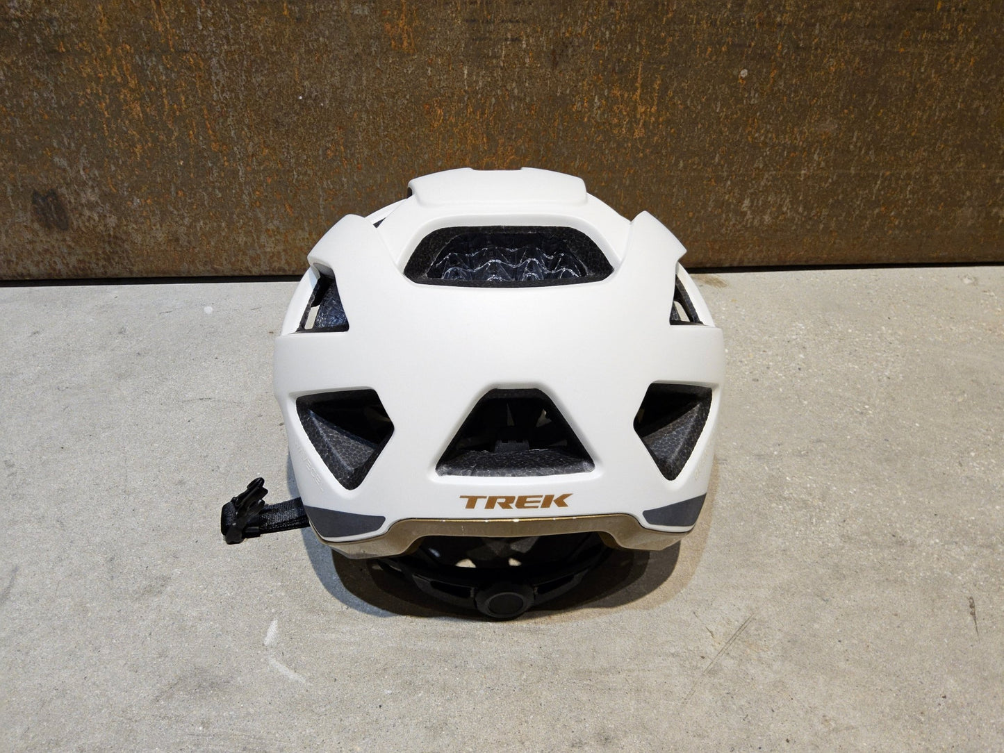 Helme von Trek, TREK QUANTUM WAVECEL FAHRRADHELM / ERA WHITE OLD STYLE GOLD vor USEDBIKES - OB.DE Hintergrund