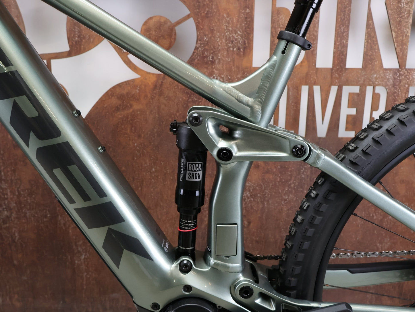 E - Mountainbike von Trek, TREK RAIL 7 DEORE/XT GEN 3 / LICHEN GREEN / L vor USEDBIKES - OB.DE Hintergrund