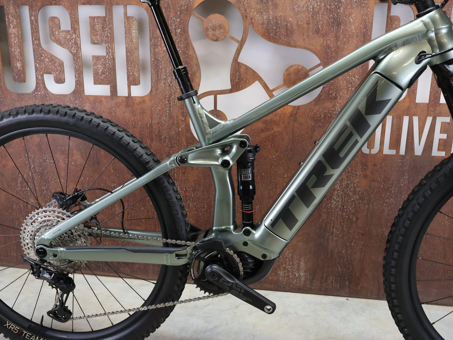 E - Mountainbike von Trek, TREK RAIL 7 DEORE/XT GEN 3 / LICHEN GREEN / L vor USEDBIKES - OB.DE Hintergrund