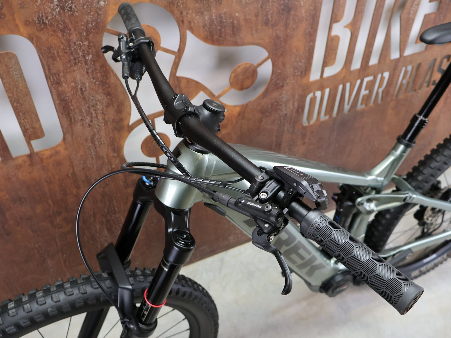 E - Mountainbike von Trek, TREK RAIL 7 DEORE/XT GEN 3 / LICHEN GREEN / L vor USEDBIKES - OB.DE Hintergrund