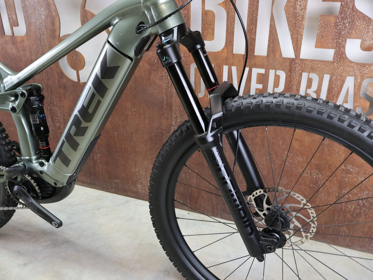 E - Mountainbike von Trek, TREK RAIL 7 DEORE/XT GEN 3 / LICHEN GREEN / L vor USEDBIKES - OB.DE Hintergrund